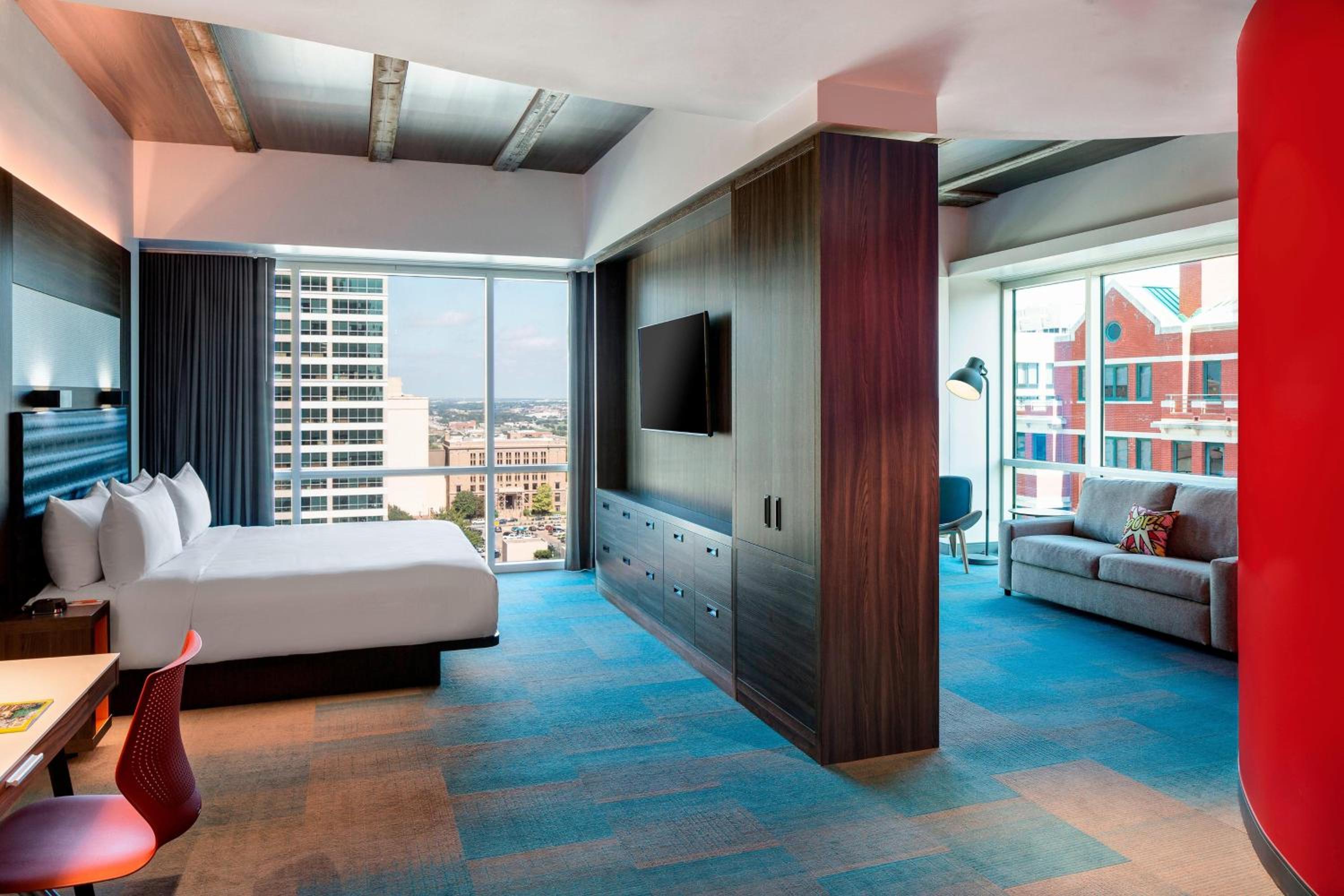 Ultra Savvy, Suite, 1 King, Sofa bed, Corner room photo 3