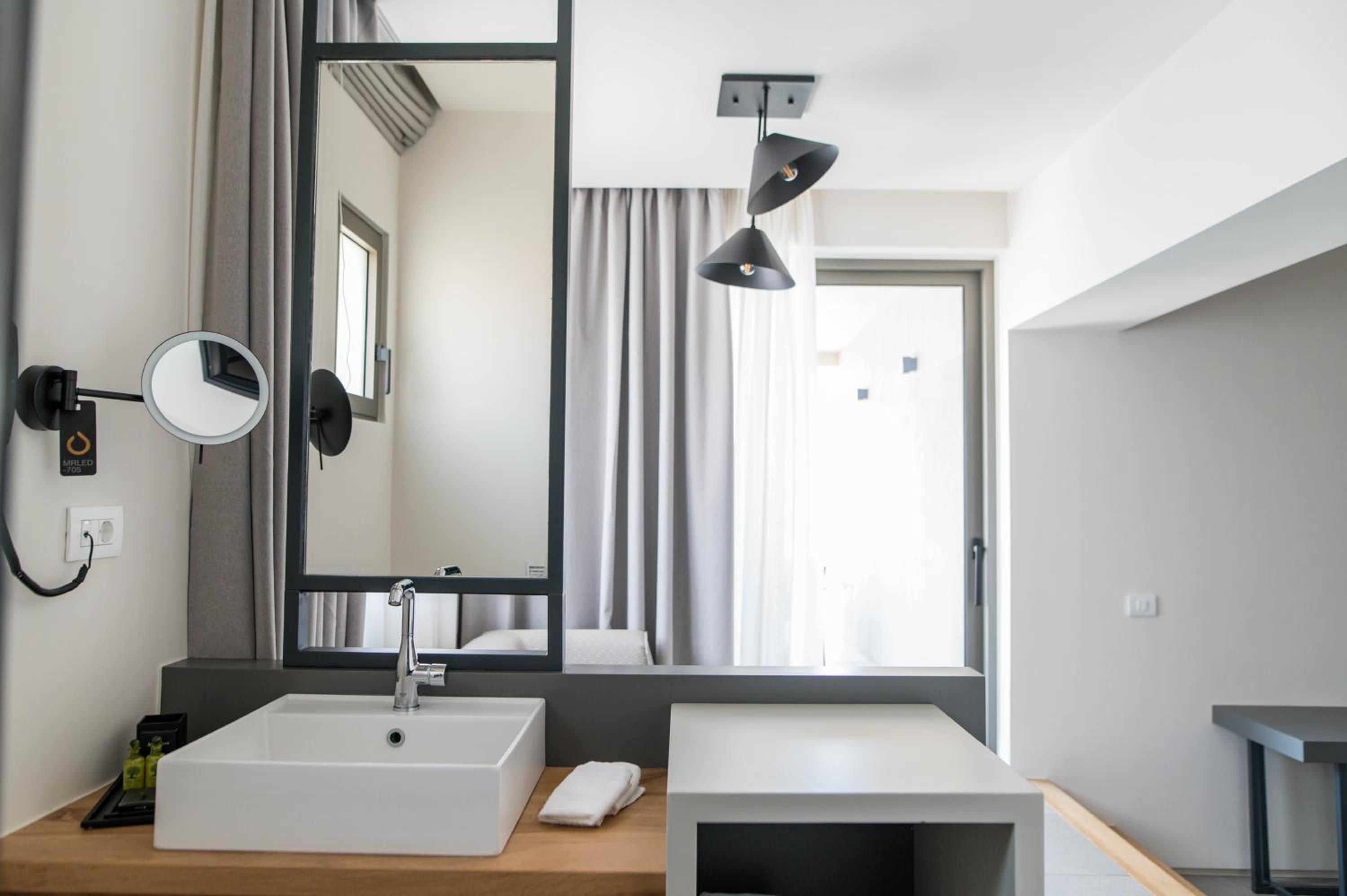 Deluxe Suite with Sea View - Photo 1