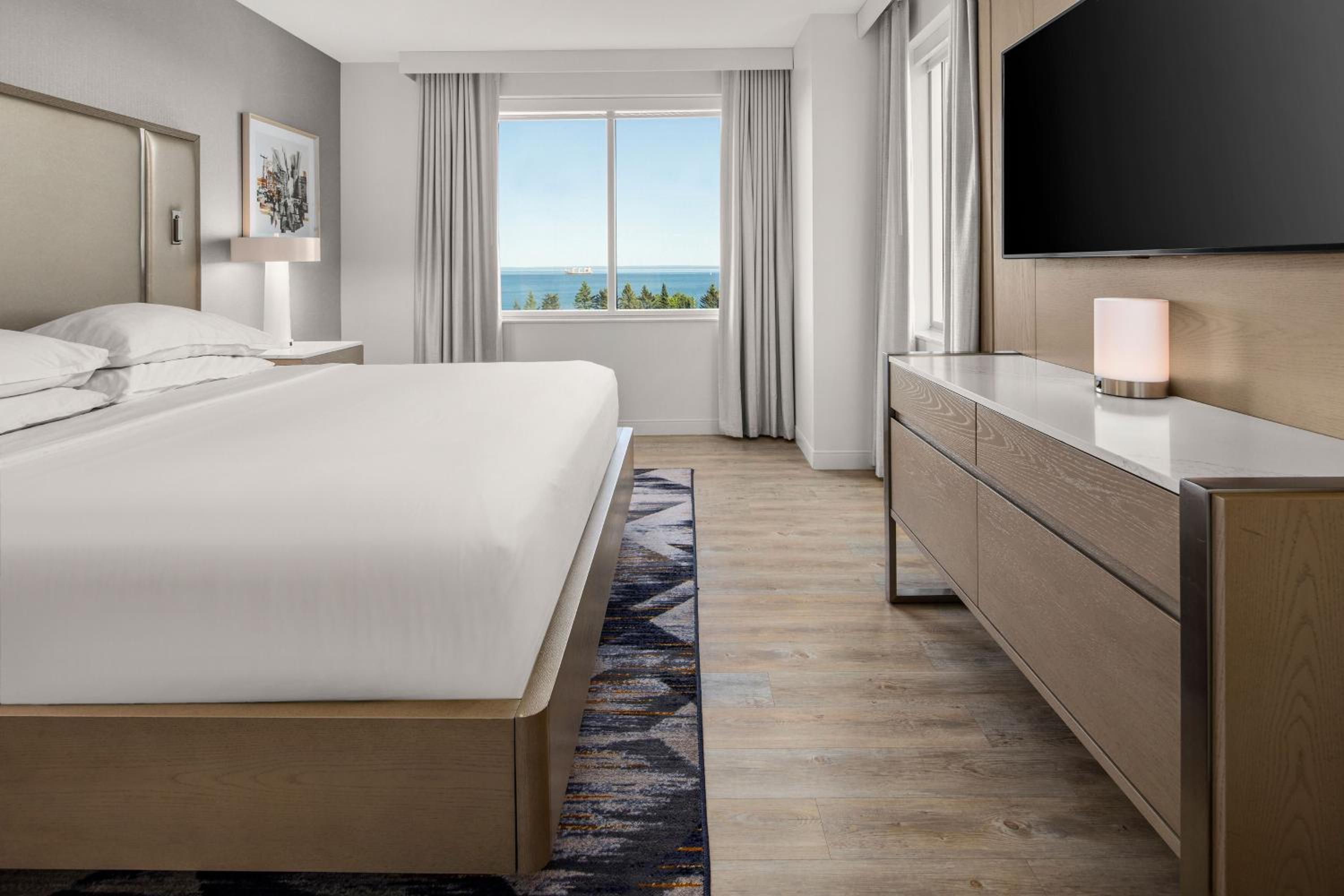 Suite, 1 King, Sofa bed, Lake view, Corner room - Photo 3