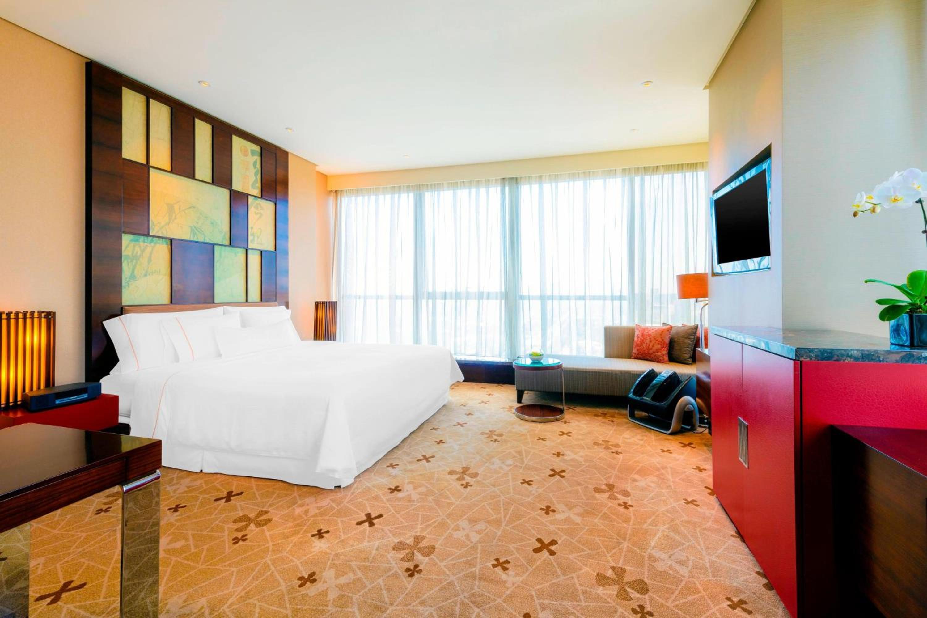 Skyline Escape Renewal, Club lounge access, Studio, 1 King -Size Bed, Guomao CBD view, Corner room(Close to Pop Mart Paradise, 34th floor Executive Lounge happy hour - hot food buffet and free-flow drinks + 50% discount on dining at Seasonal Taste)
