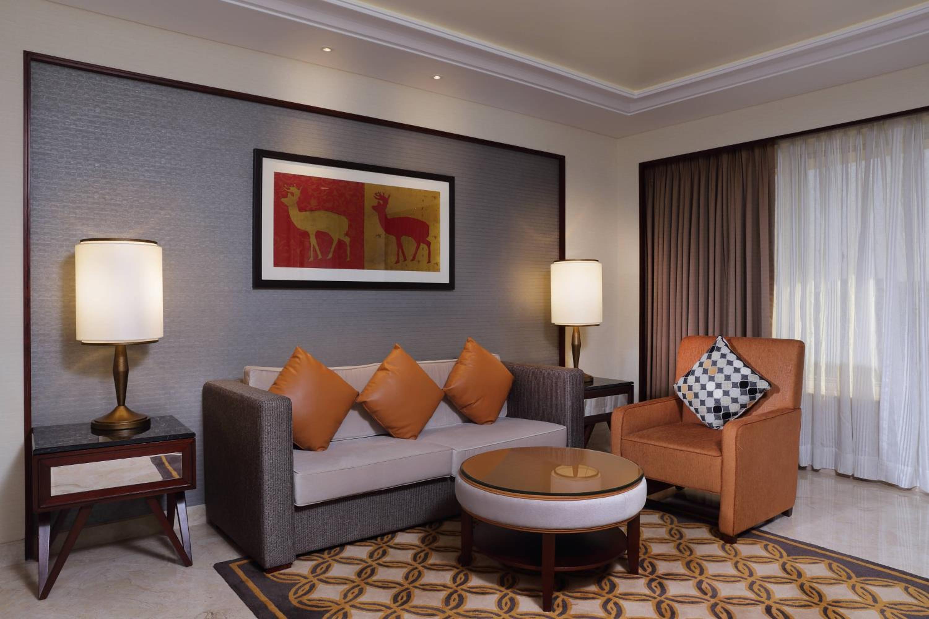 Executive King Suite Room with Lounge Access - Complimentary IMFL from 6pm to 8pm - Photo 1