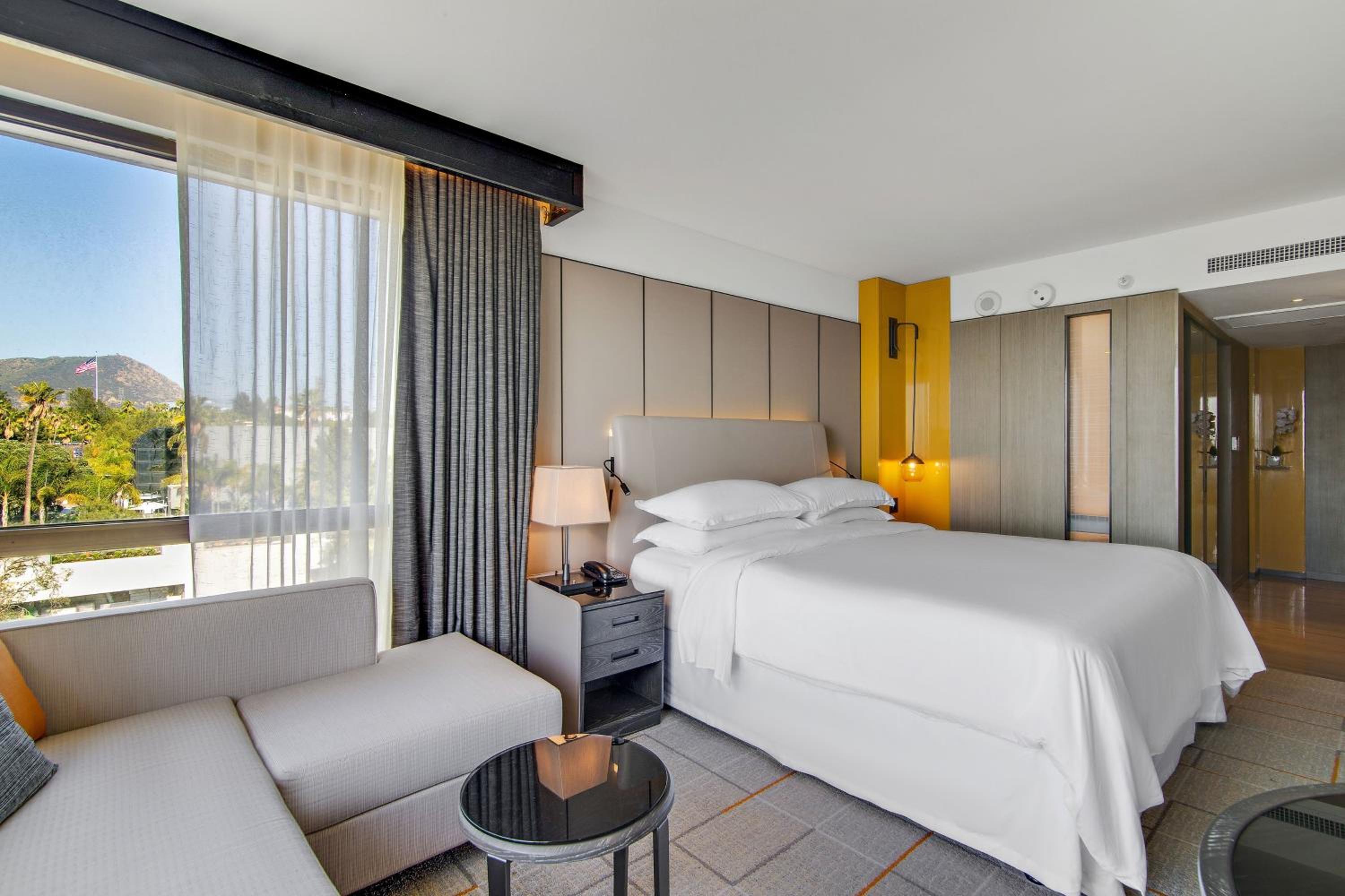 Guest Room, 1 King, Corner Room