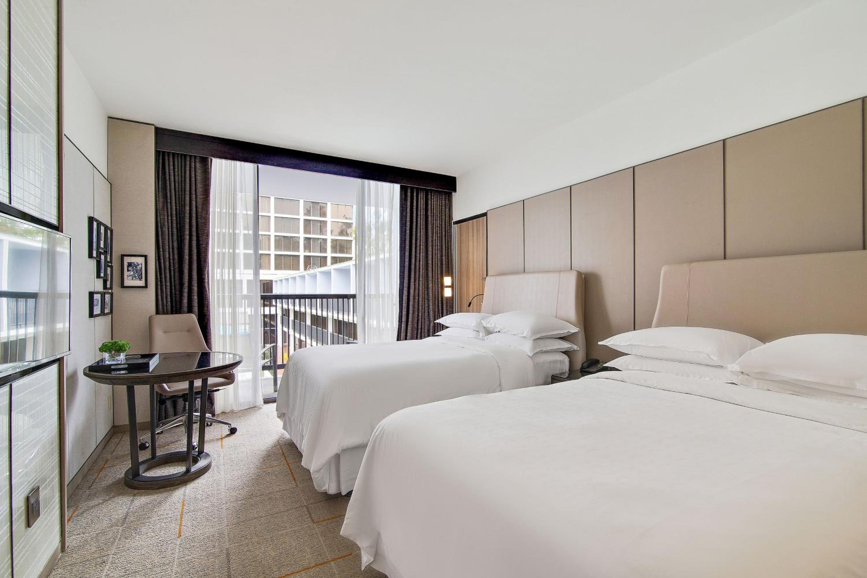 Guest room, 2 Queen, Pool view, Pool access, Balcony thumbnail 6