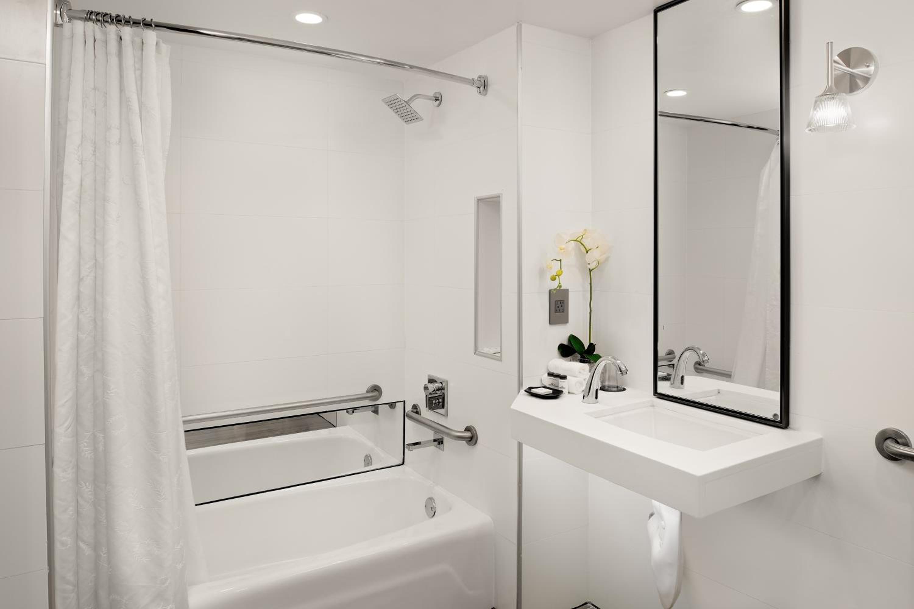 Guest Room, 1 King - Photo 3