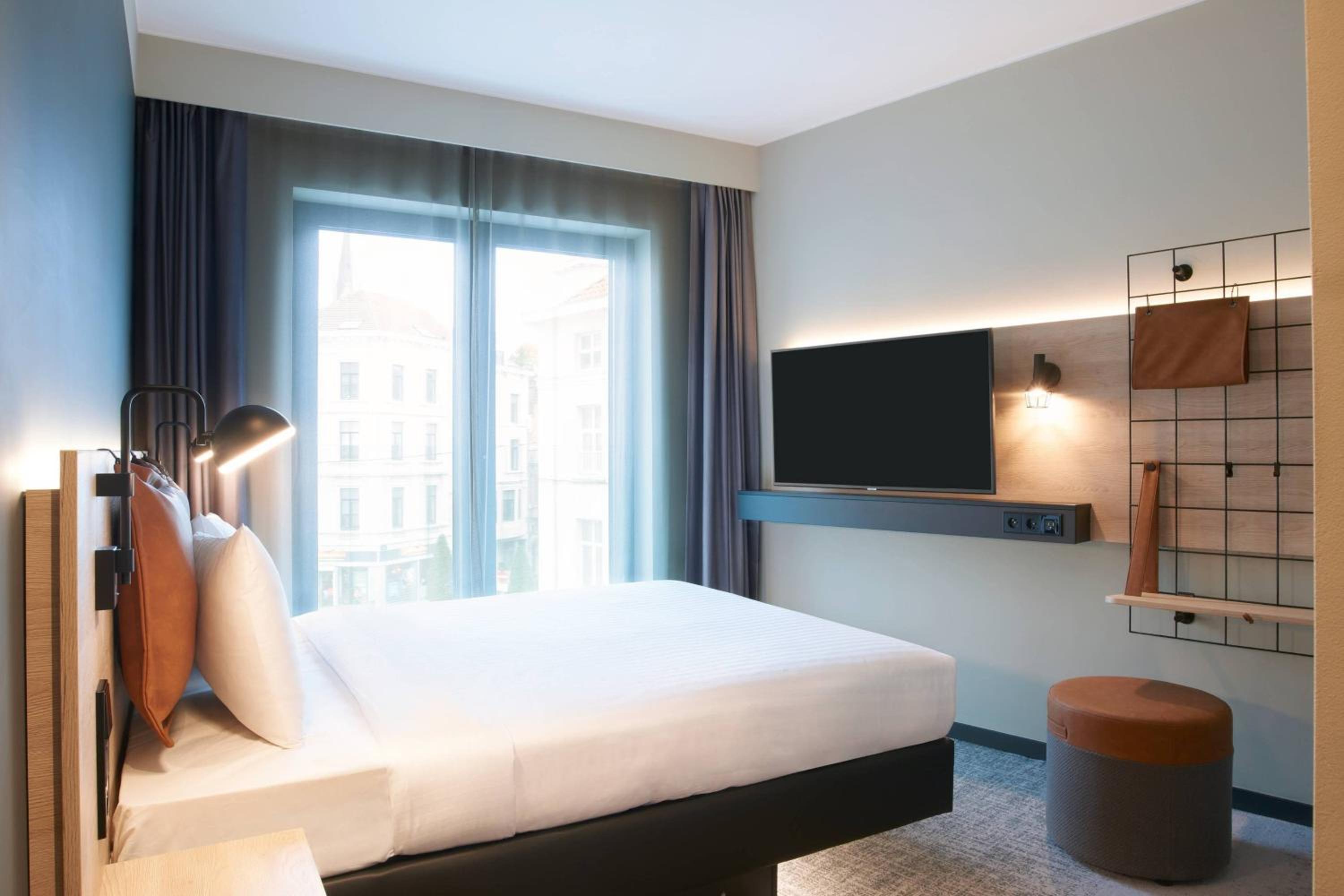 Moxy Queen Room - Photo 3