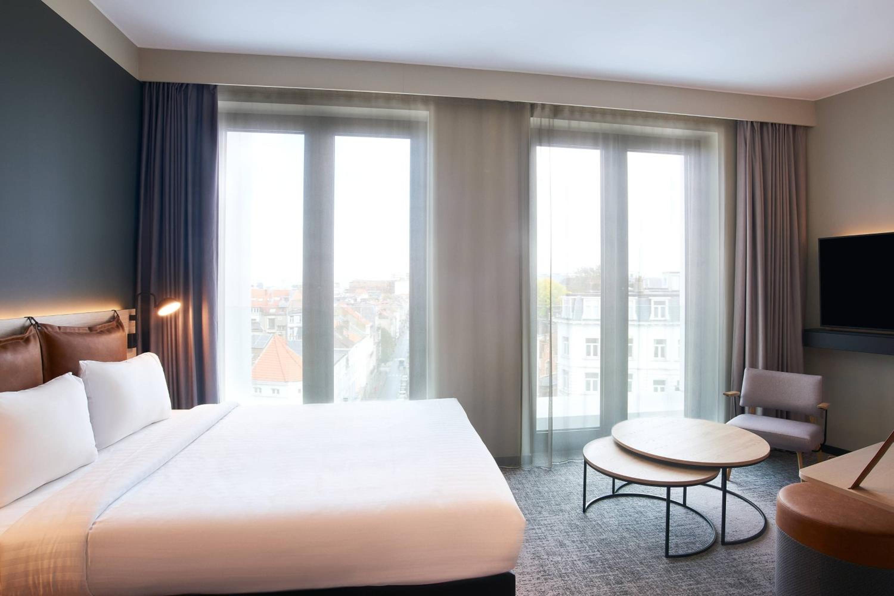 Moxy Queen Room with Balcony - High Floor - Photo 4