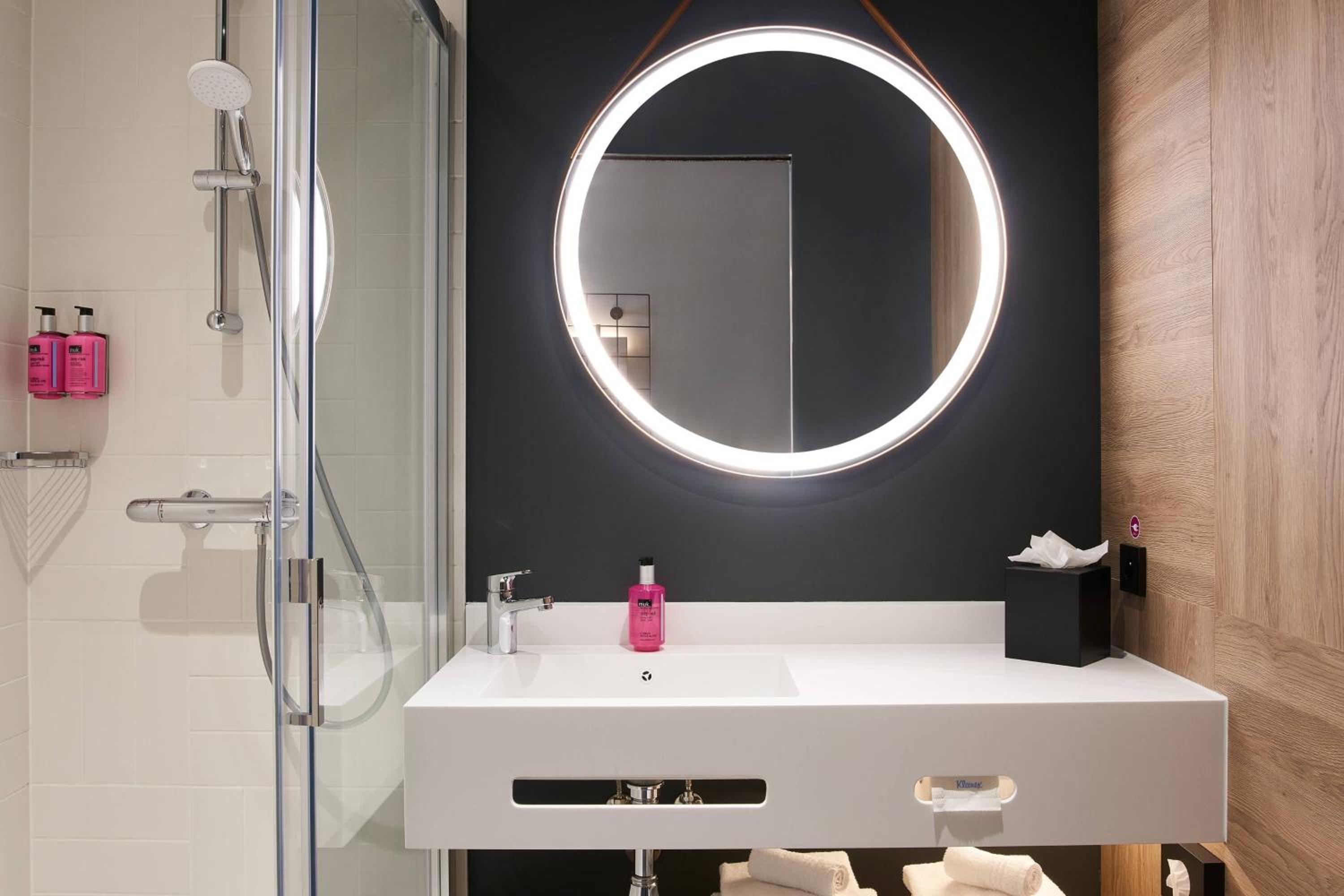 Moxy Queen Room - Photo 4