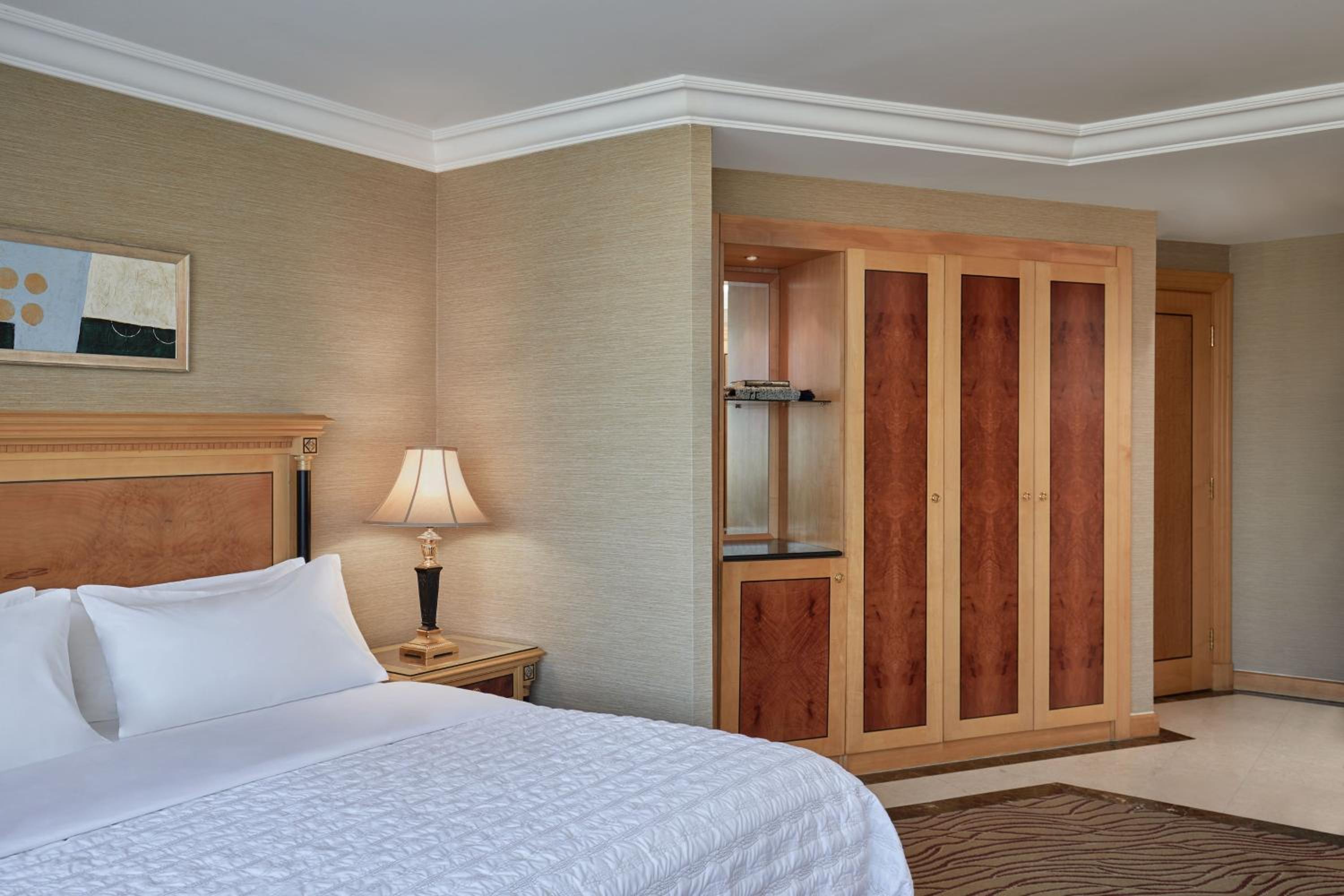 Deluxe Guest Room, Guest room, City view, Corner room - Photo 2