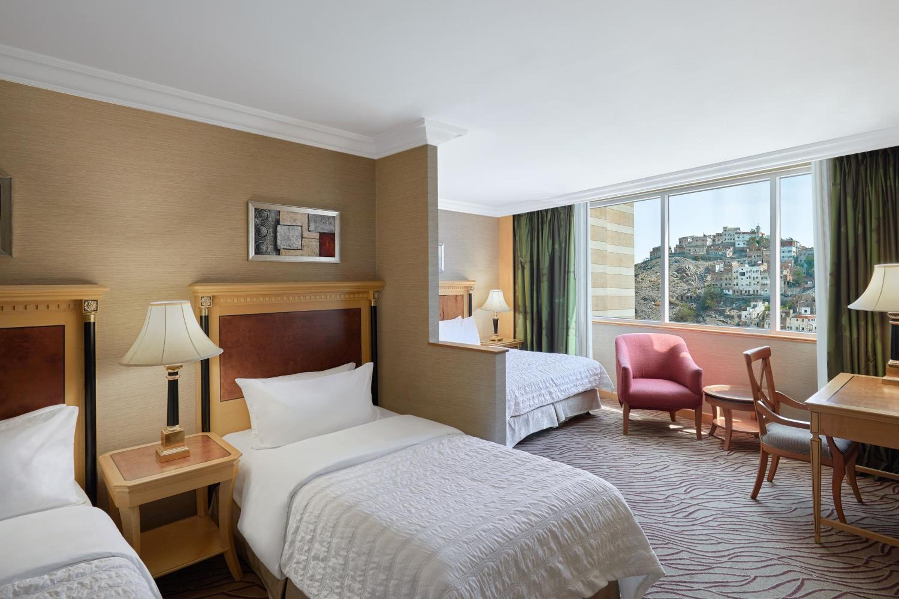 Family Suite, 1 Bedroom Executive Suite, City view - Photo 3
