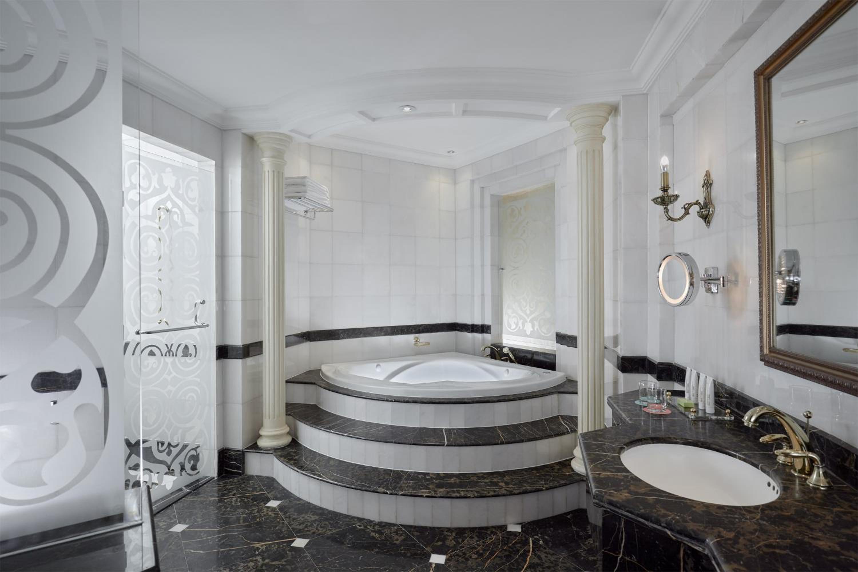 Royal Suite, 2 Bedroom Presidential Suite, City view thumbnail 5