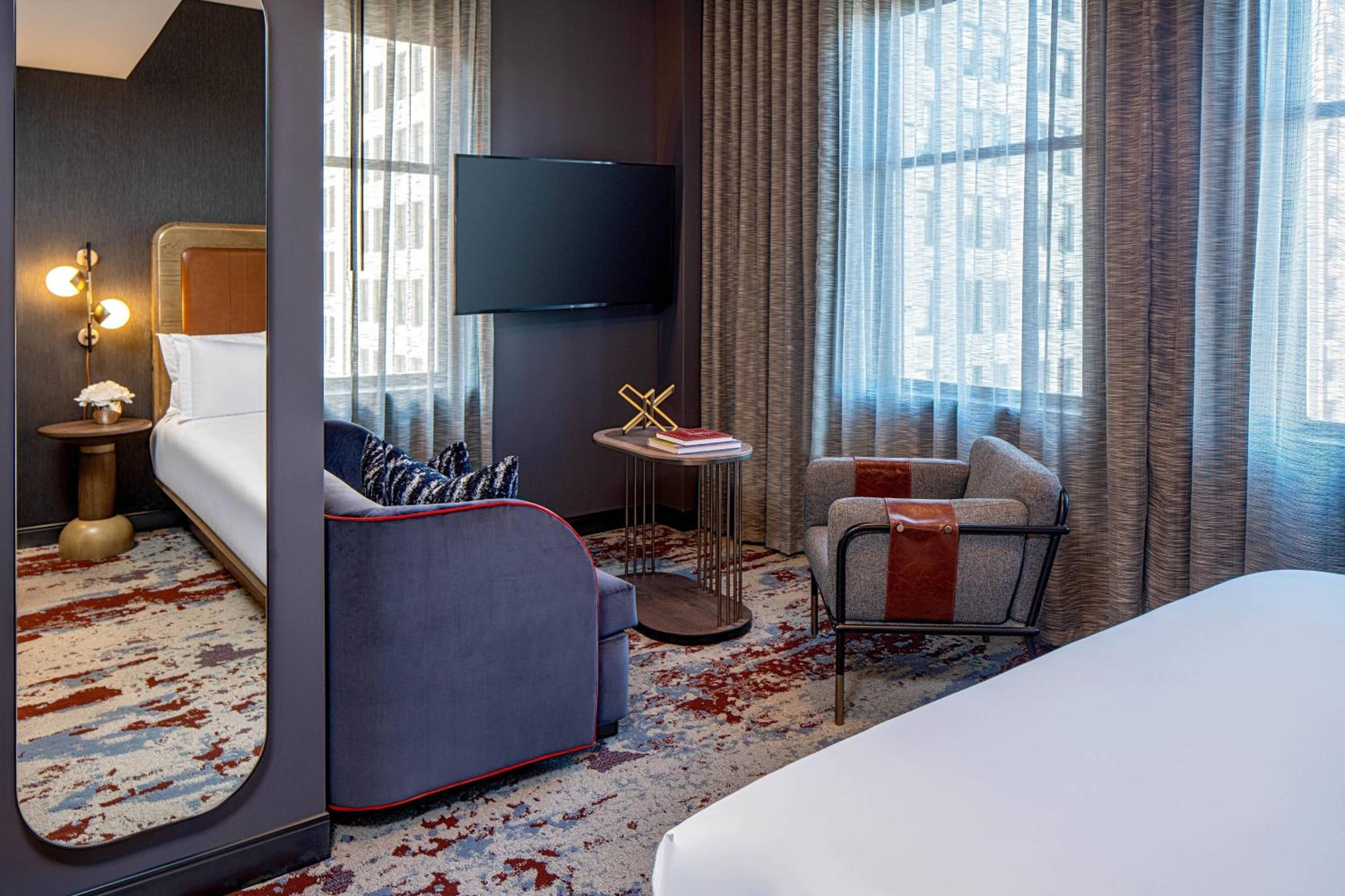 Junior Suite, 1 King - Photo 3