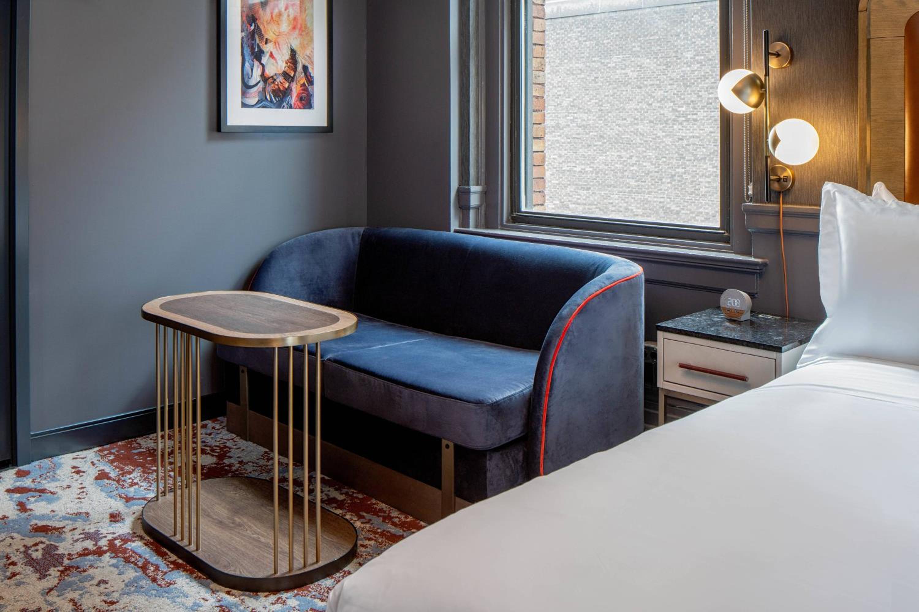 Junior Suite, 1 King - Photo 2