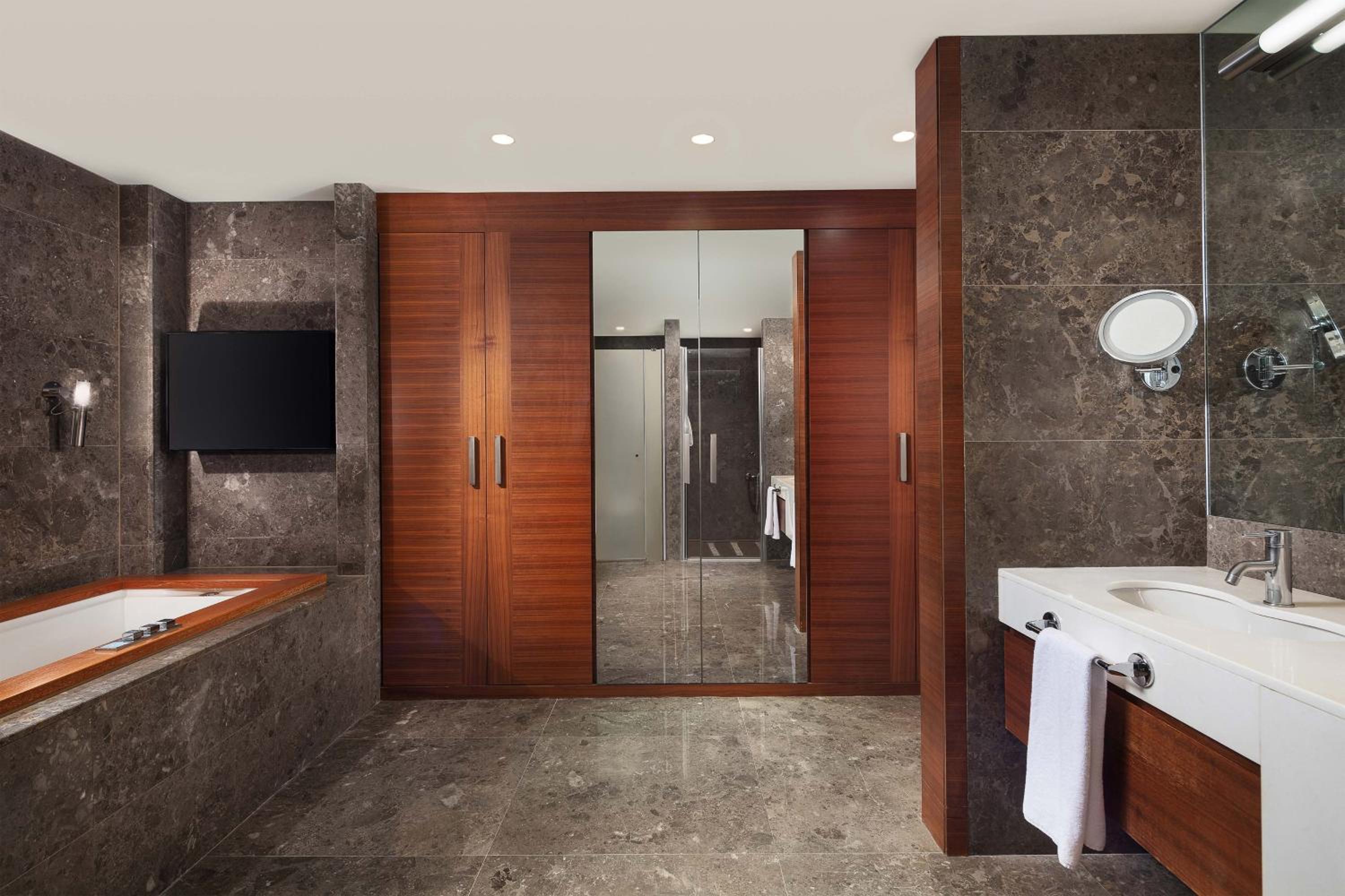 Executive Suite Club Lounge Access and Sea View thumbnail 5