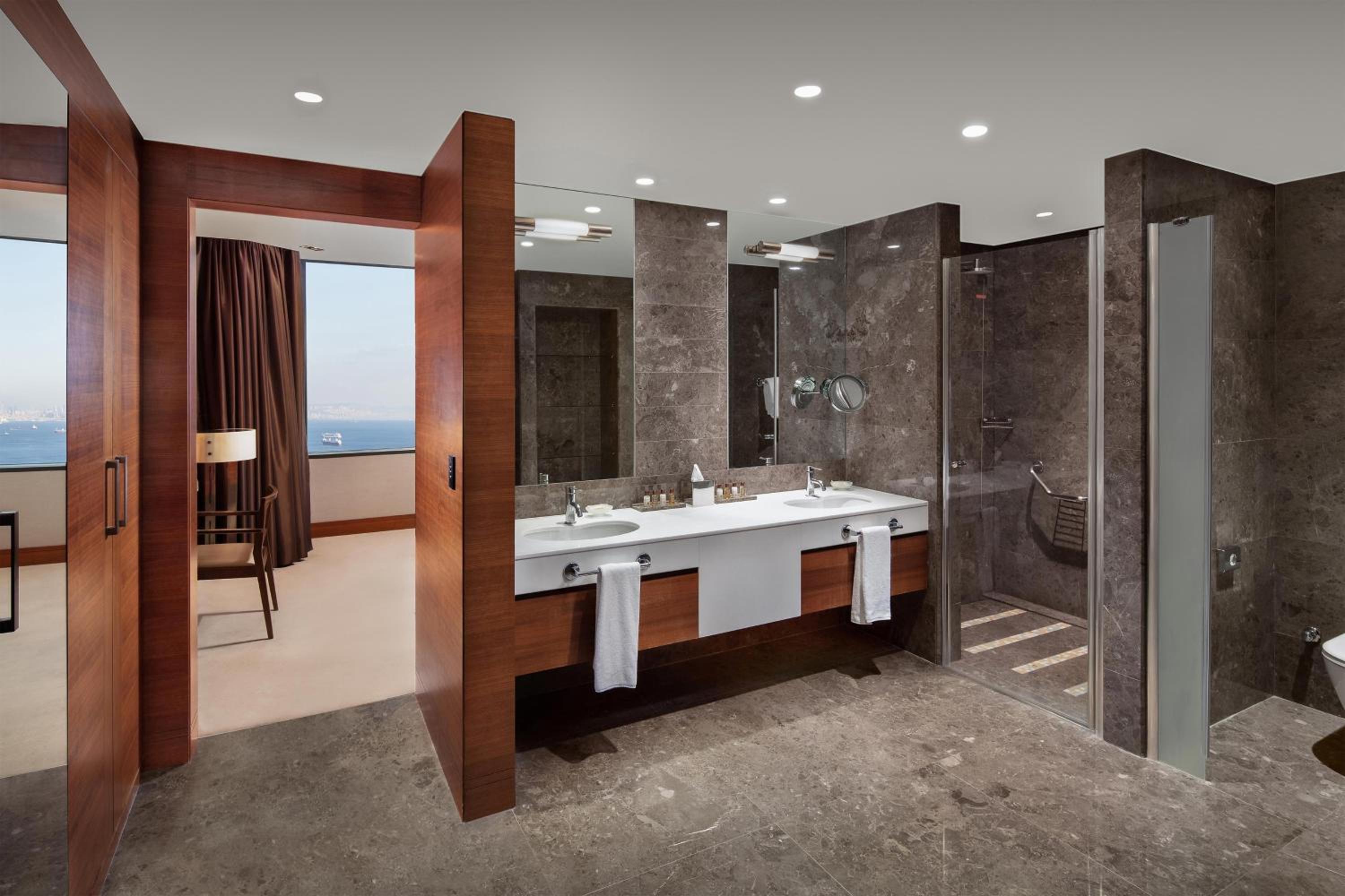 Executive Suite Club Lounge Access and Sea View