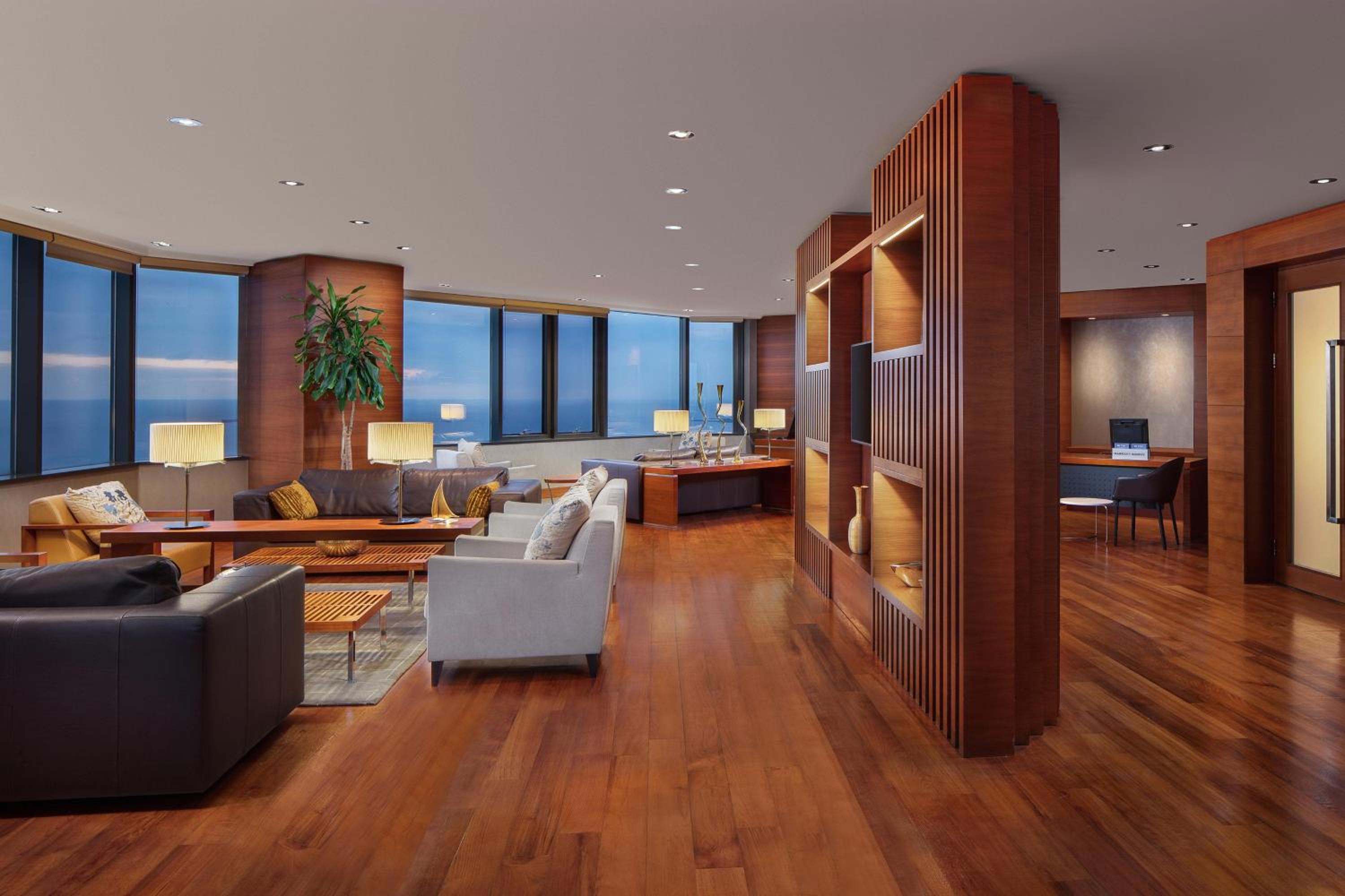 Club Suite with Club Lounge Access and Sea View thumbnail 5