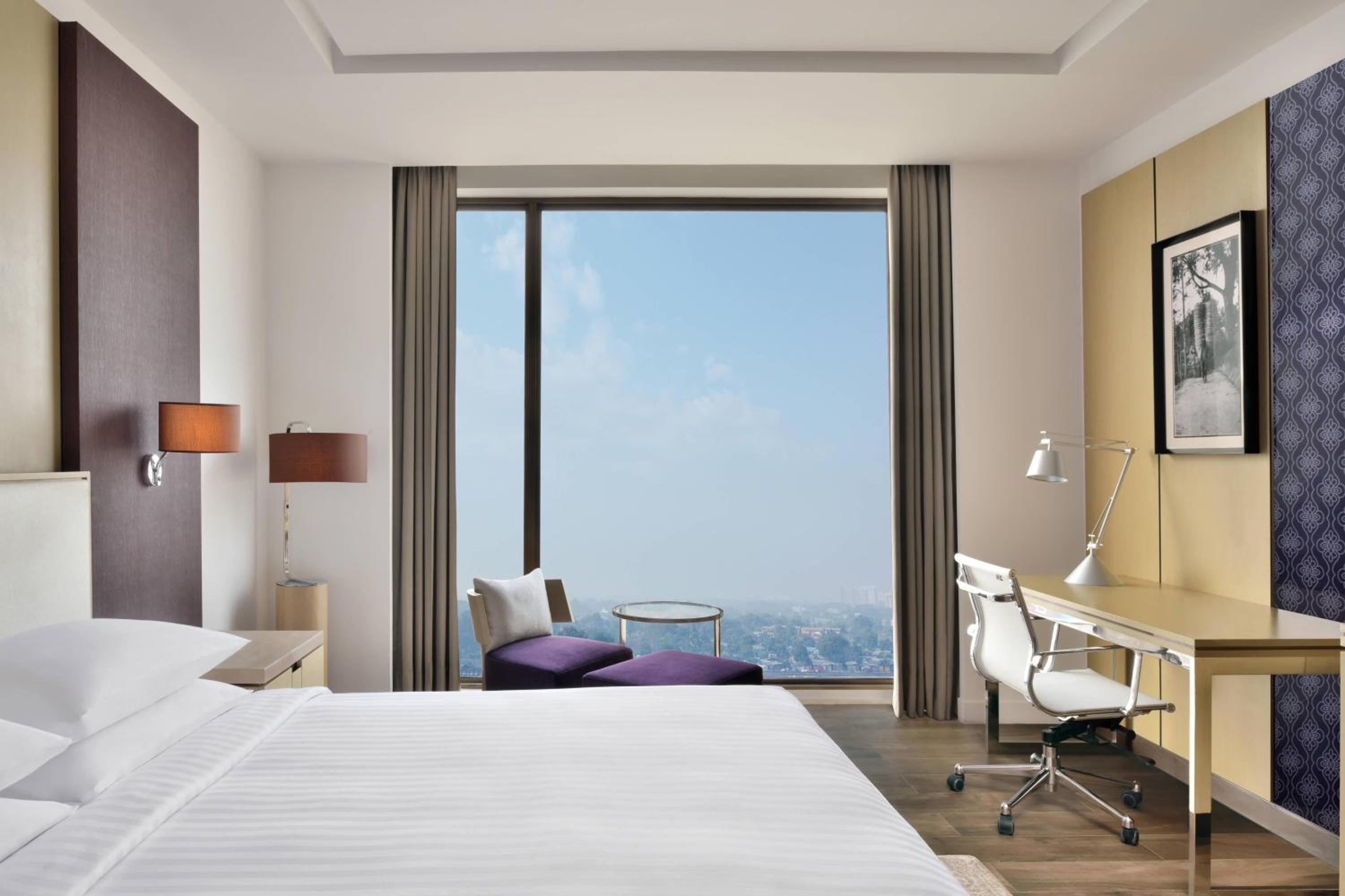 Guest room, 1 King, City View
