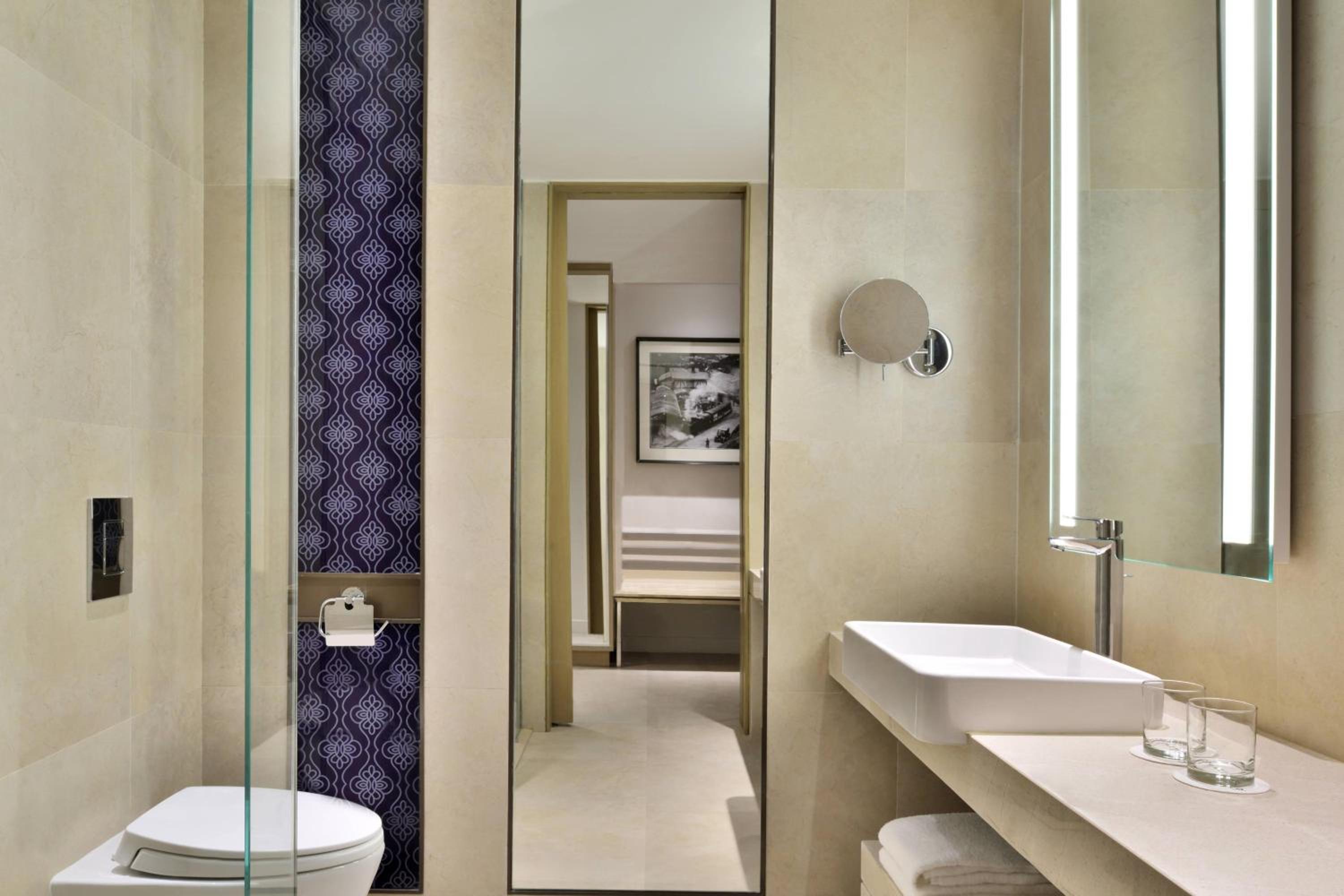 Executive Guest Room, 1 King, High floor photo 3