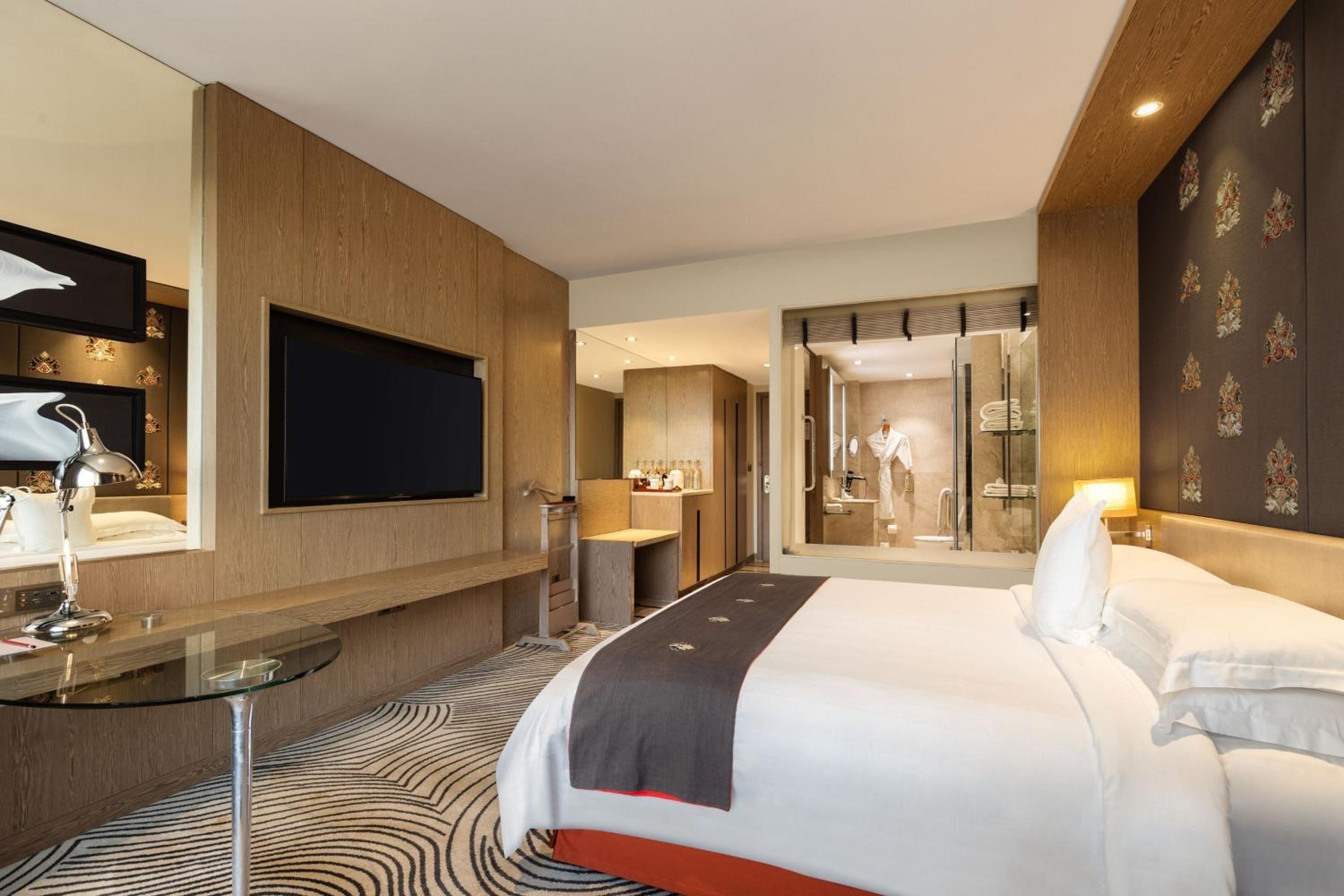 Sheraton Club Queen Room - Club Level - Photo 4