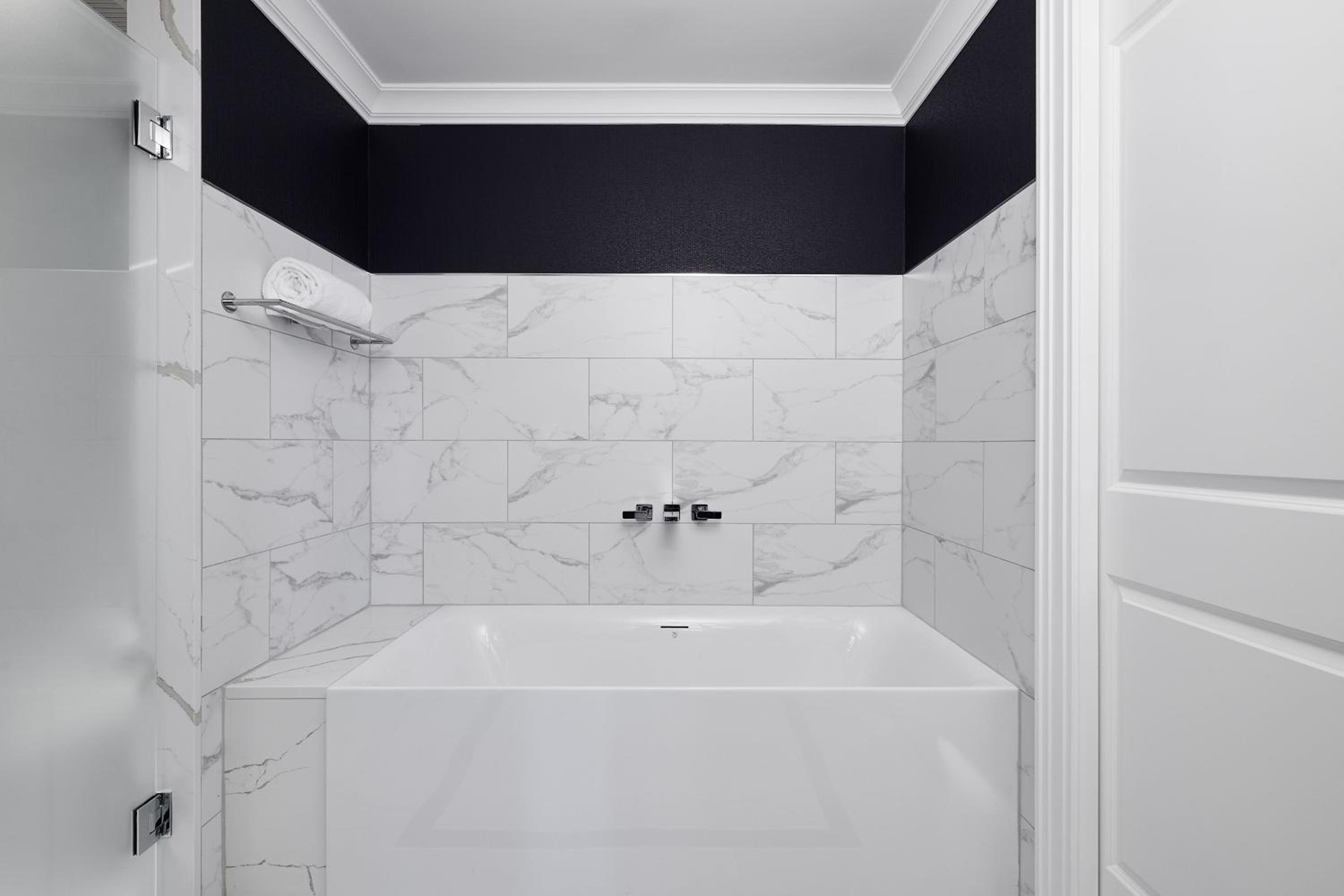 Superior King Room with Adapted Tub - Mobility Accessible thumbnail 5