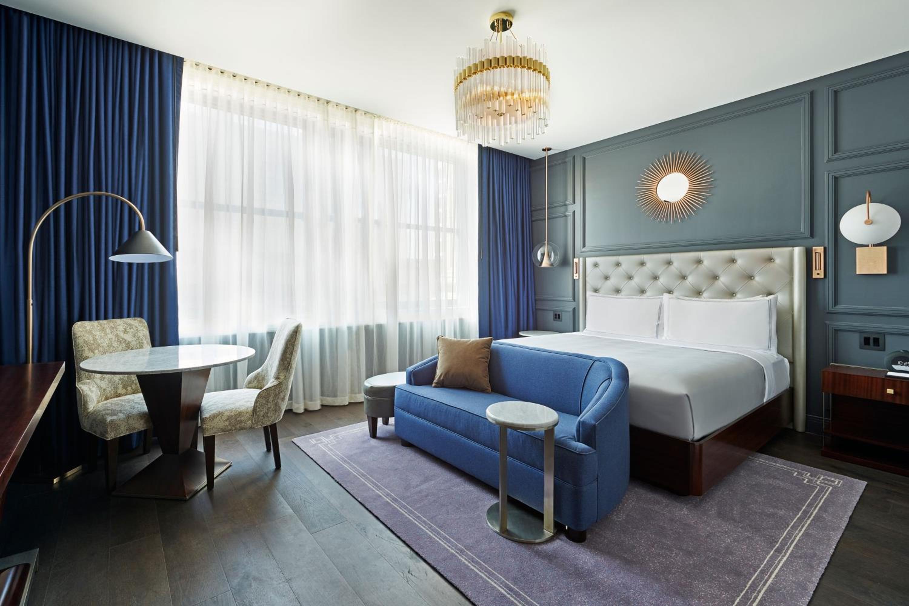 Superior King Room with Adapted Tub - Mobility Accessible