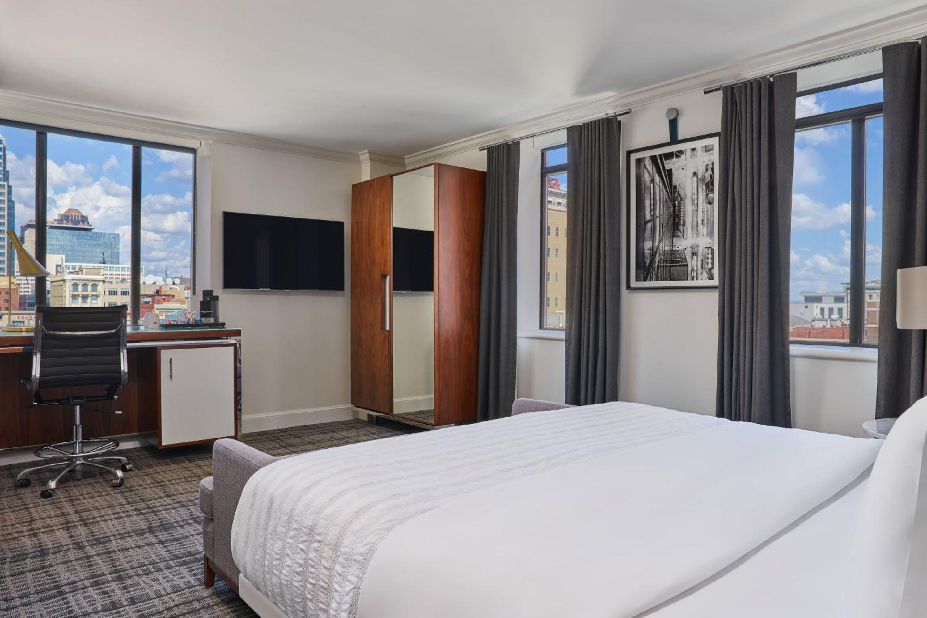 Deluxe, Guest room, King - Photo 3