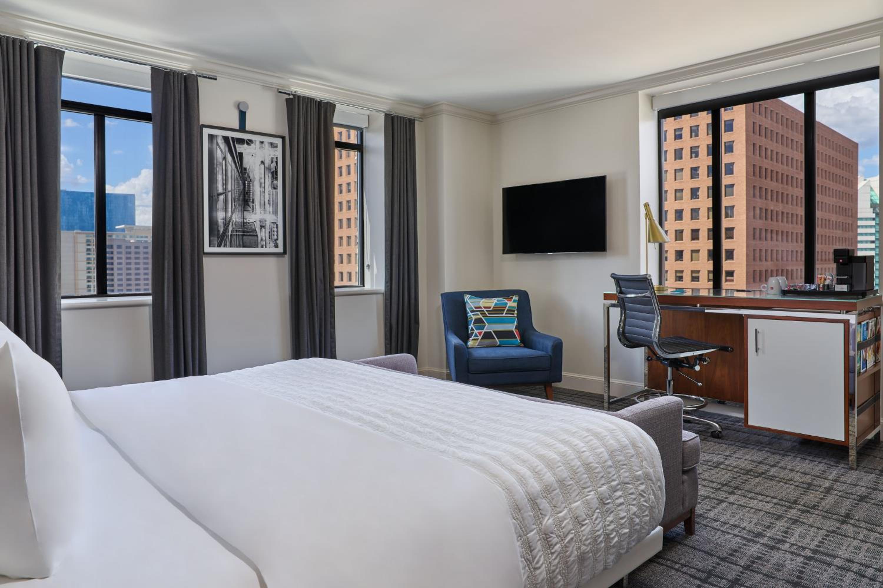 Concierge level, Guest room, 1 King, Corner room - Photo 2
