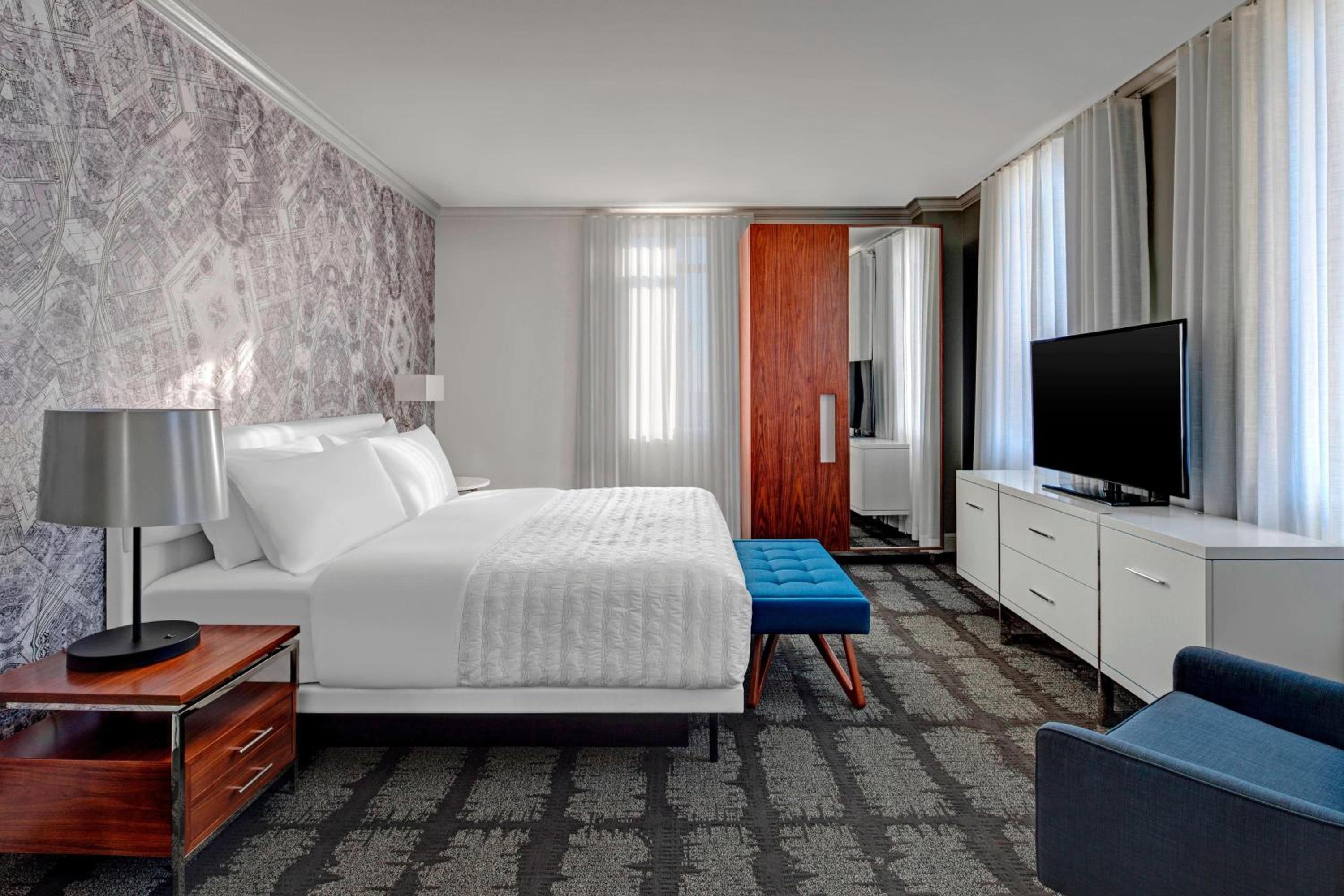 1 Bedroom Suite, 1 King - Photo 4