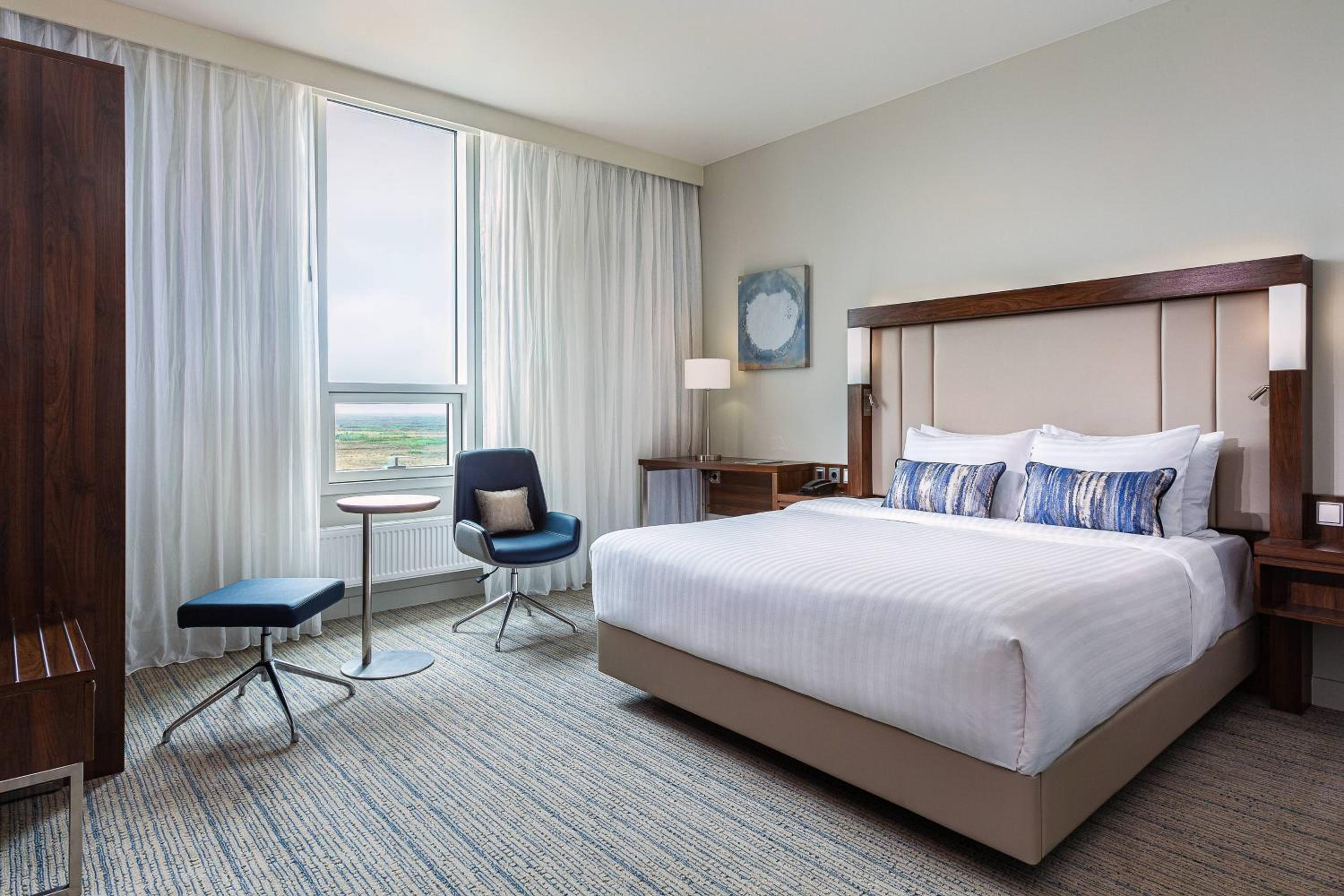 Deluxe, Guest room, 1 King - Photo 3