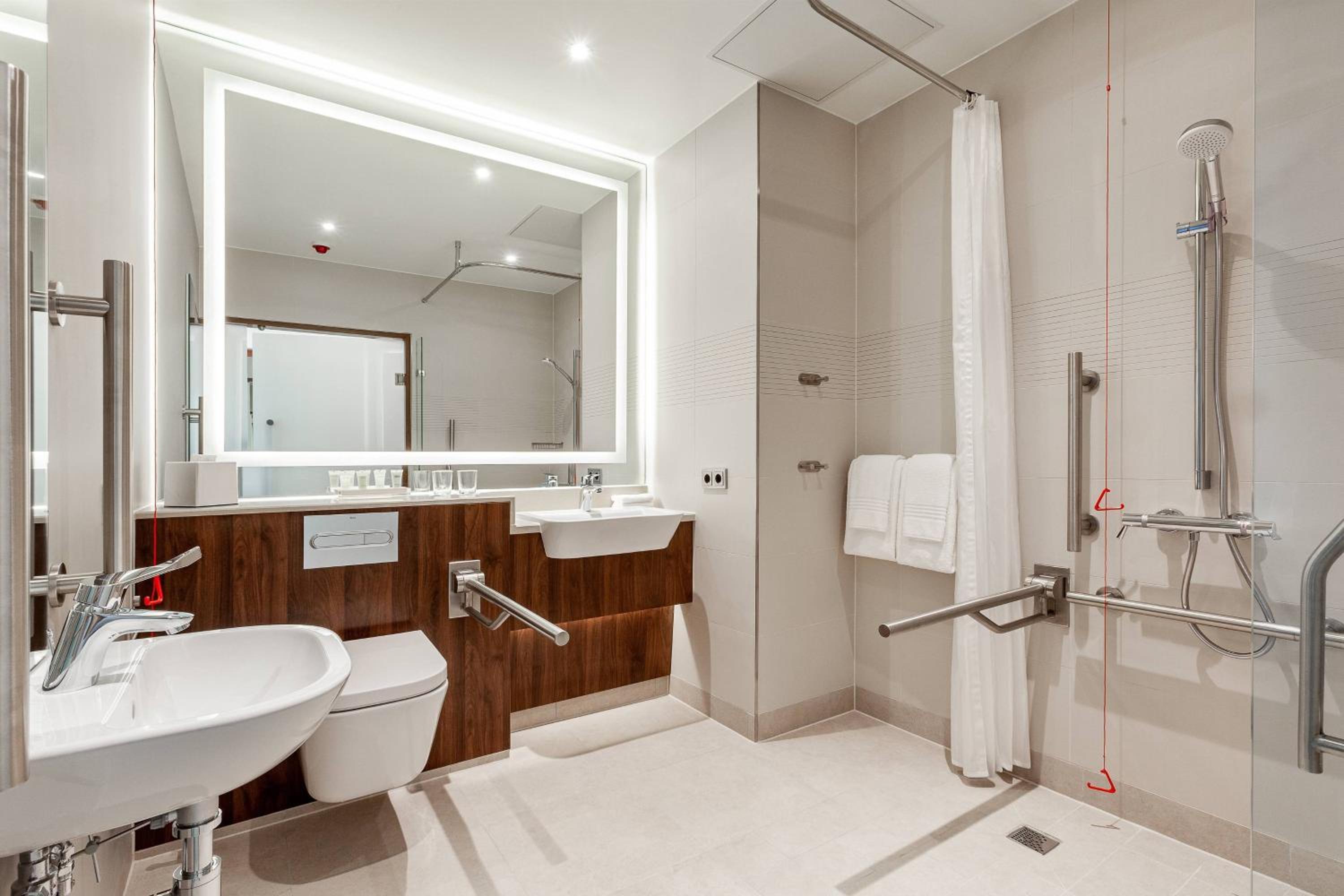 Deluxe, Guest room, 1 King - Photo 5