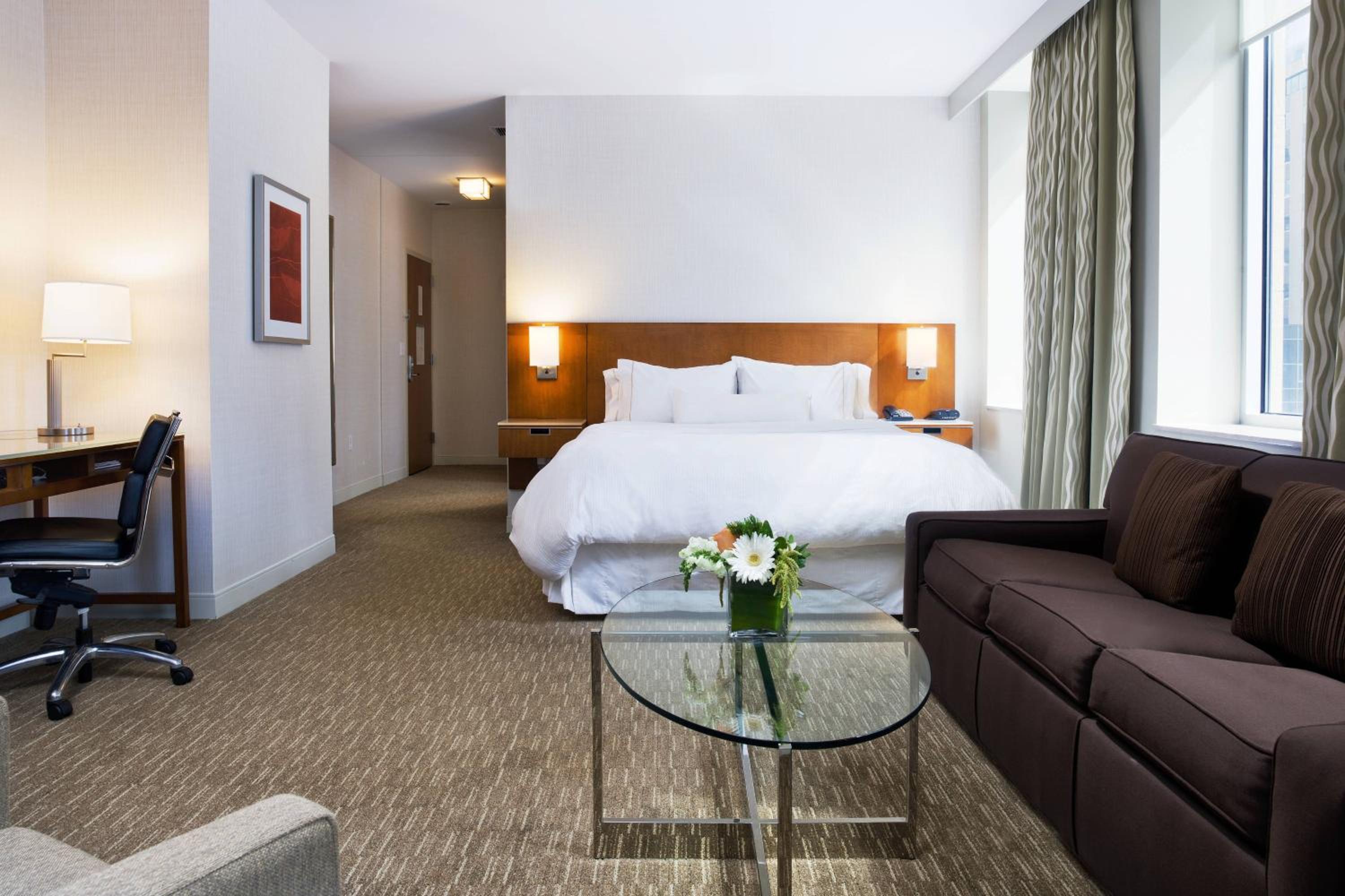 Suite, 1 King, City view, Corner room - Photo 1