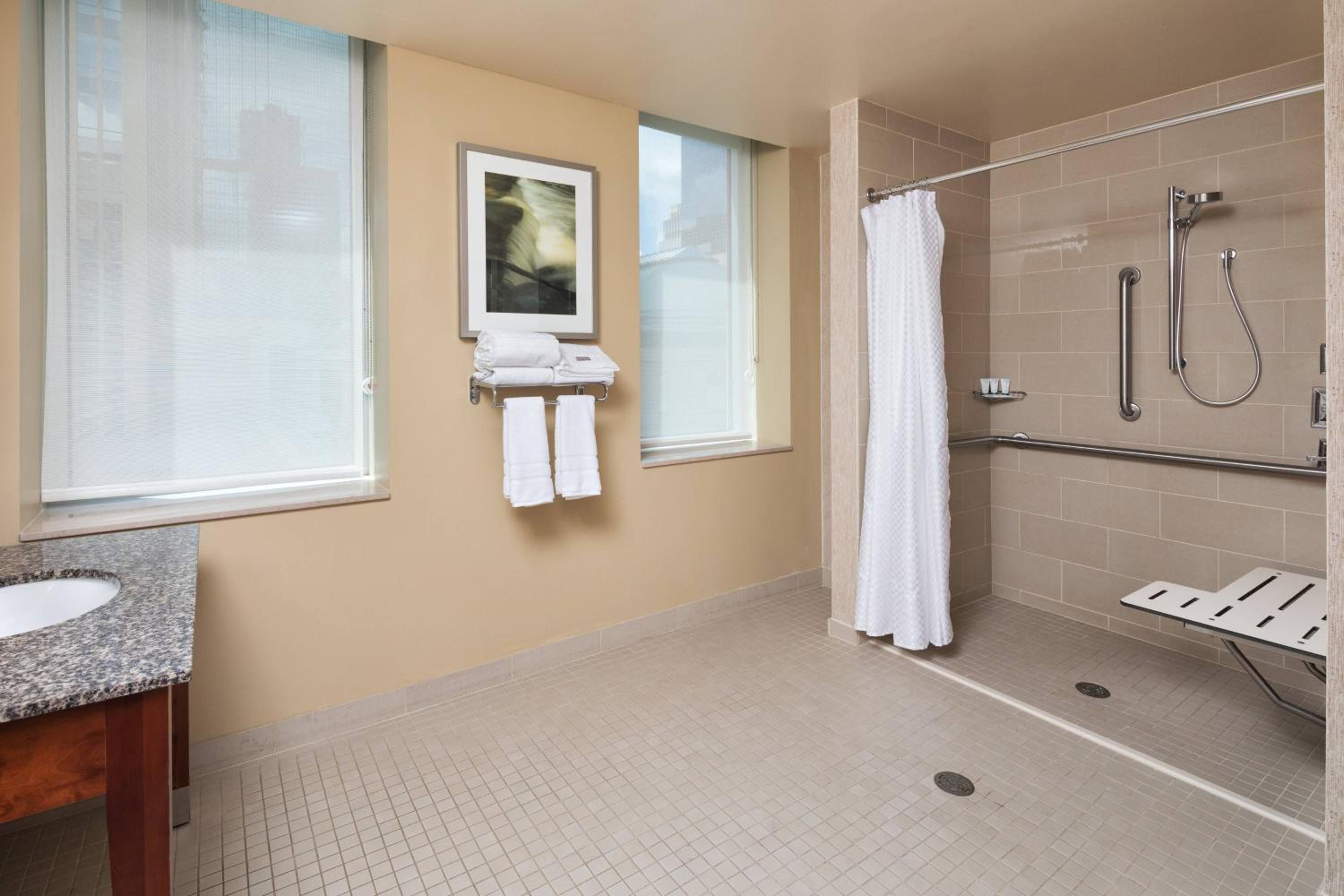 Suite, 1 King, City view, Corner room - Photo 3