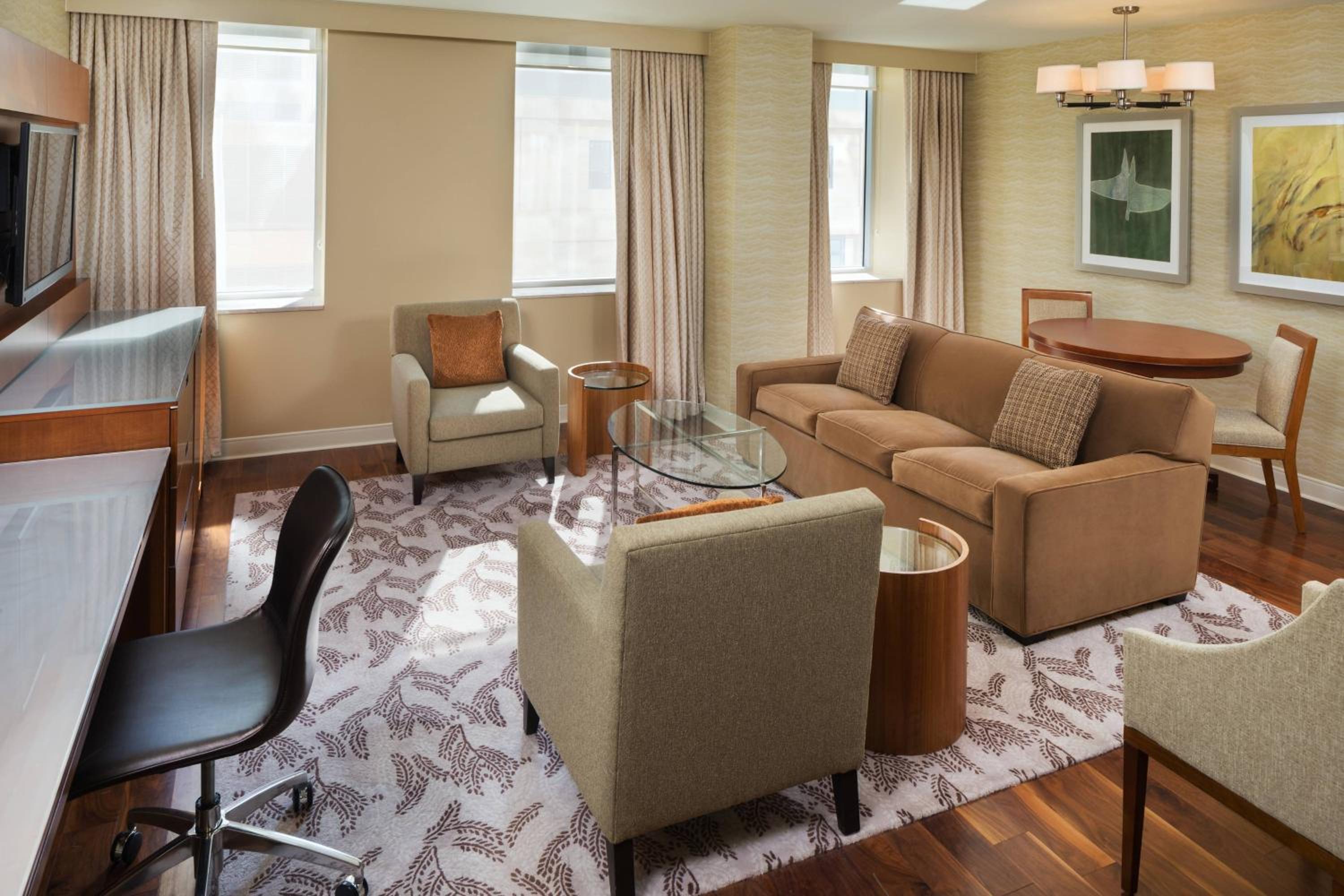 1 Bedroom Larger Suite, 1 King, Sofa bed, City view - Photo 1