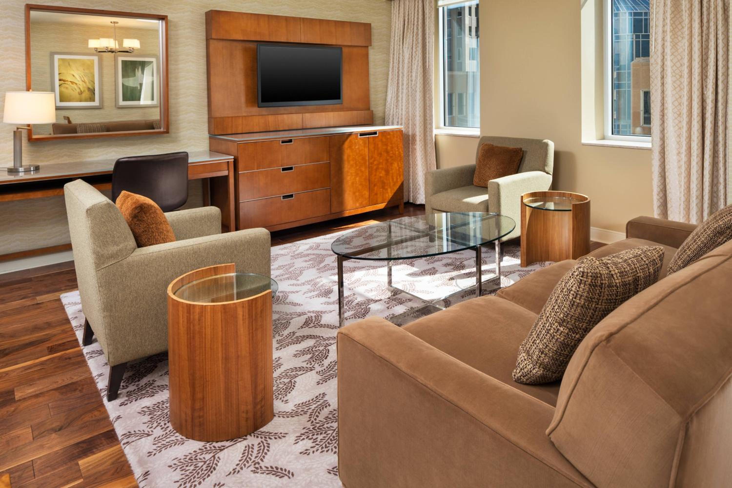 1 Bedroom Larger Suite, 1 King, Sofa bed, City view - Photo 2