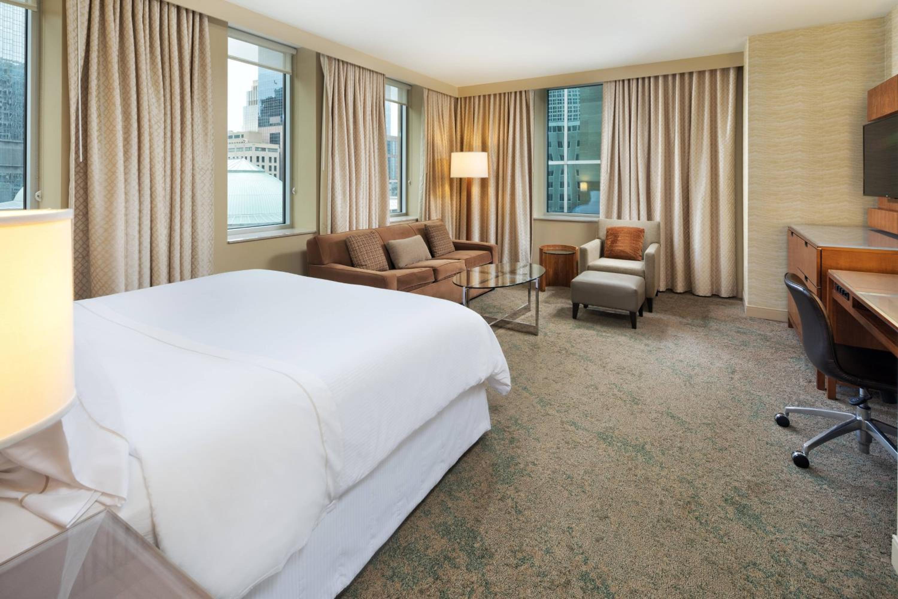 Suite, 1 King, City view, Corner room - Photo 4