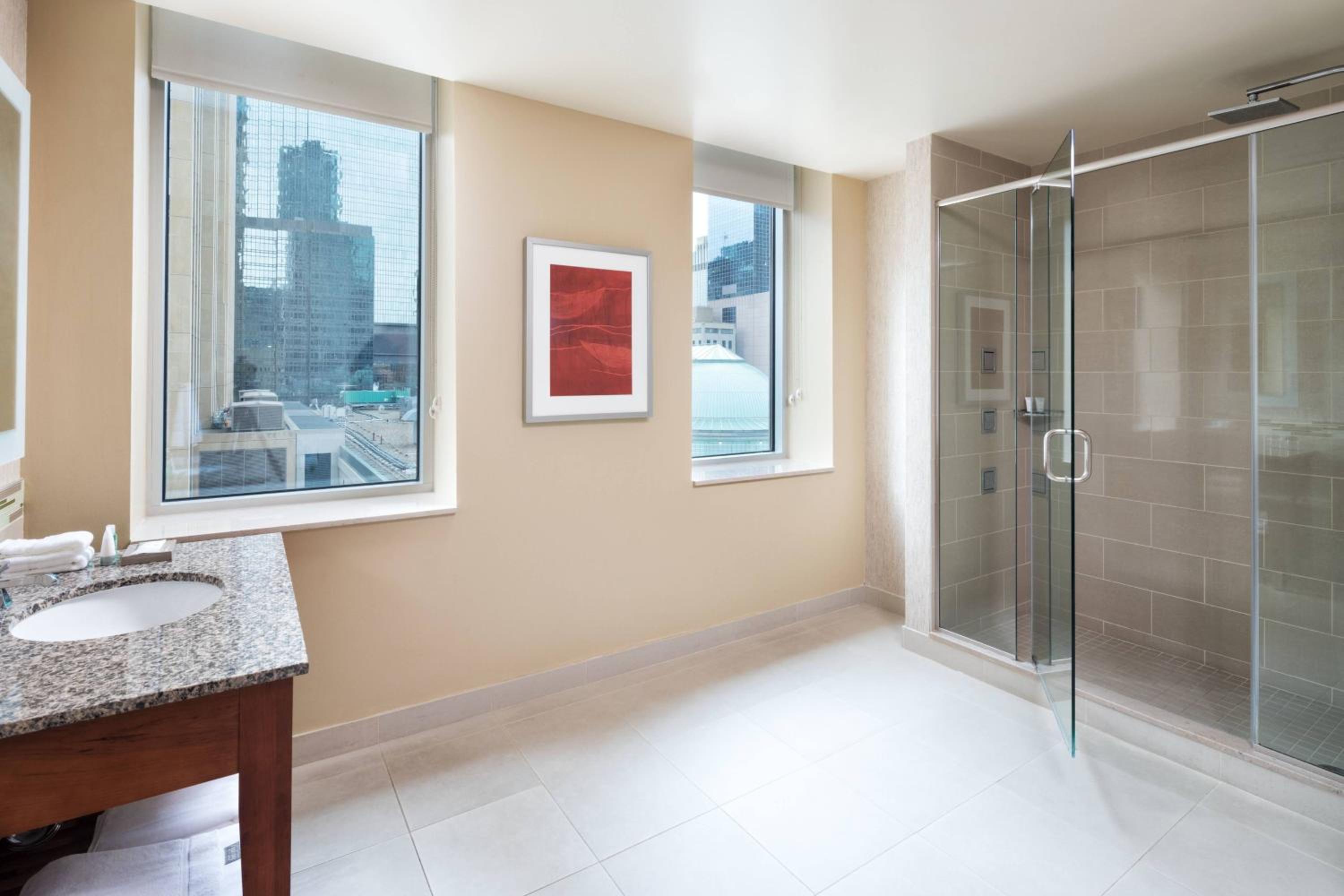 Suite, 1 King, City view, Corner room - Photo 2
