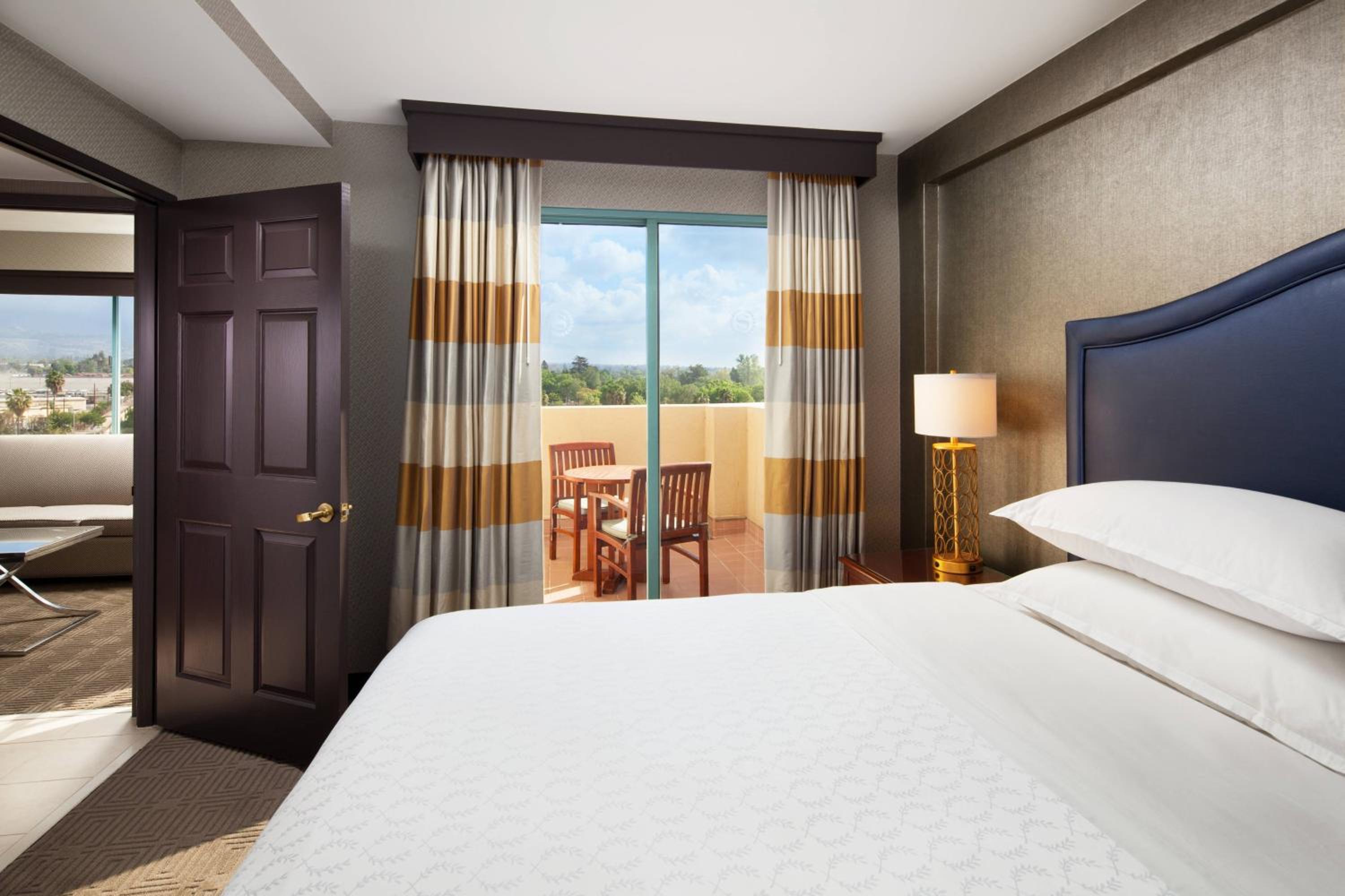 Guest room, 1 King, Sofa bed, Corner room, Top floor