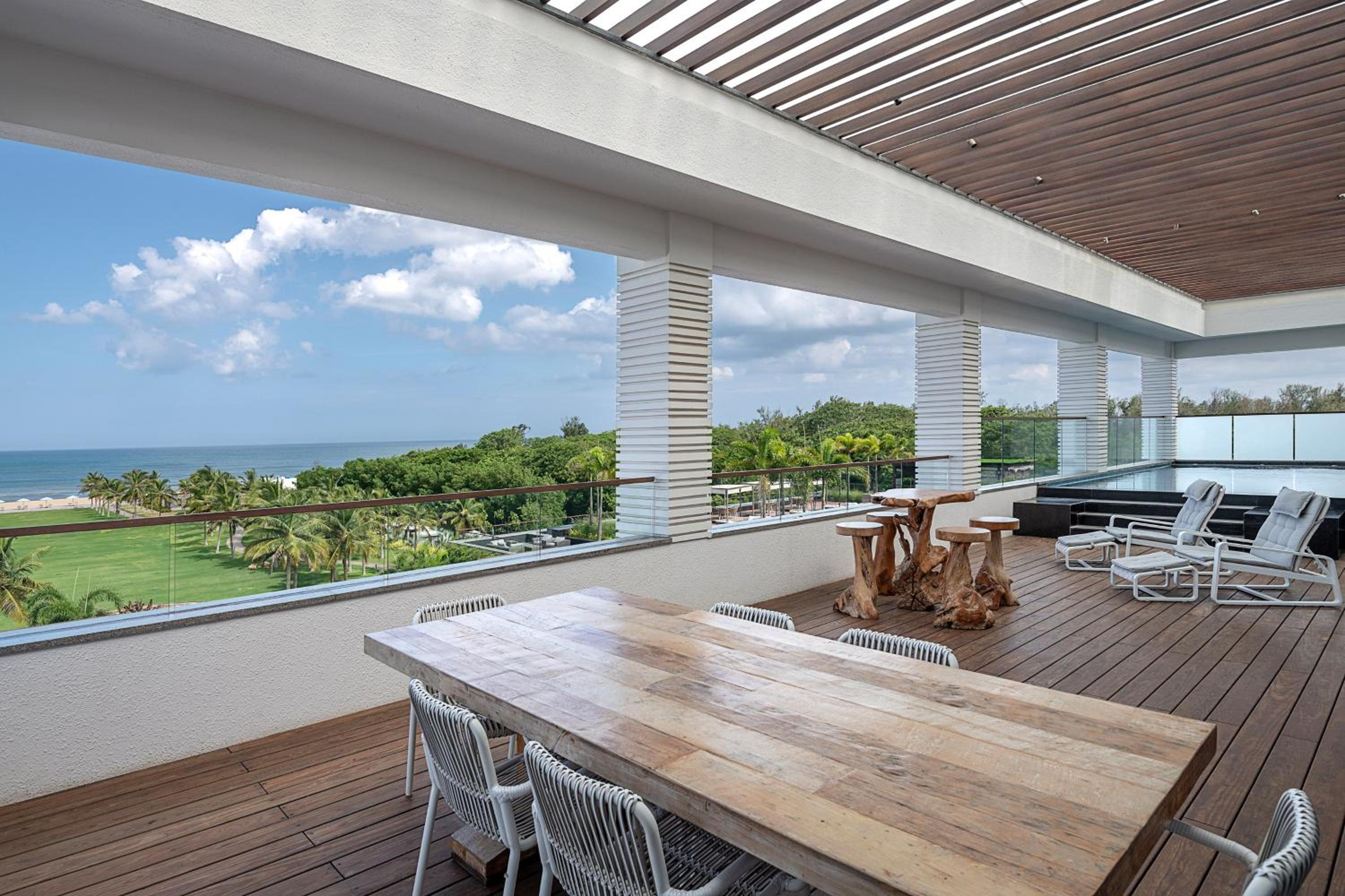 Sea View Top Floor, Private Pool , Presidential Suite King - Complimentary HiTea by the Beach photo 3
