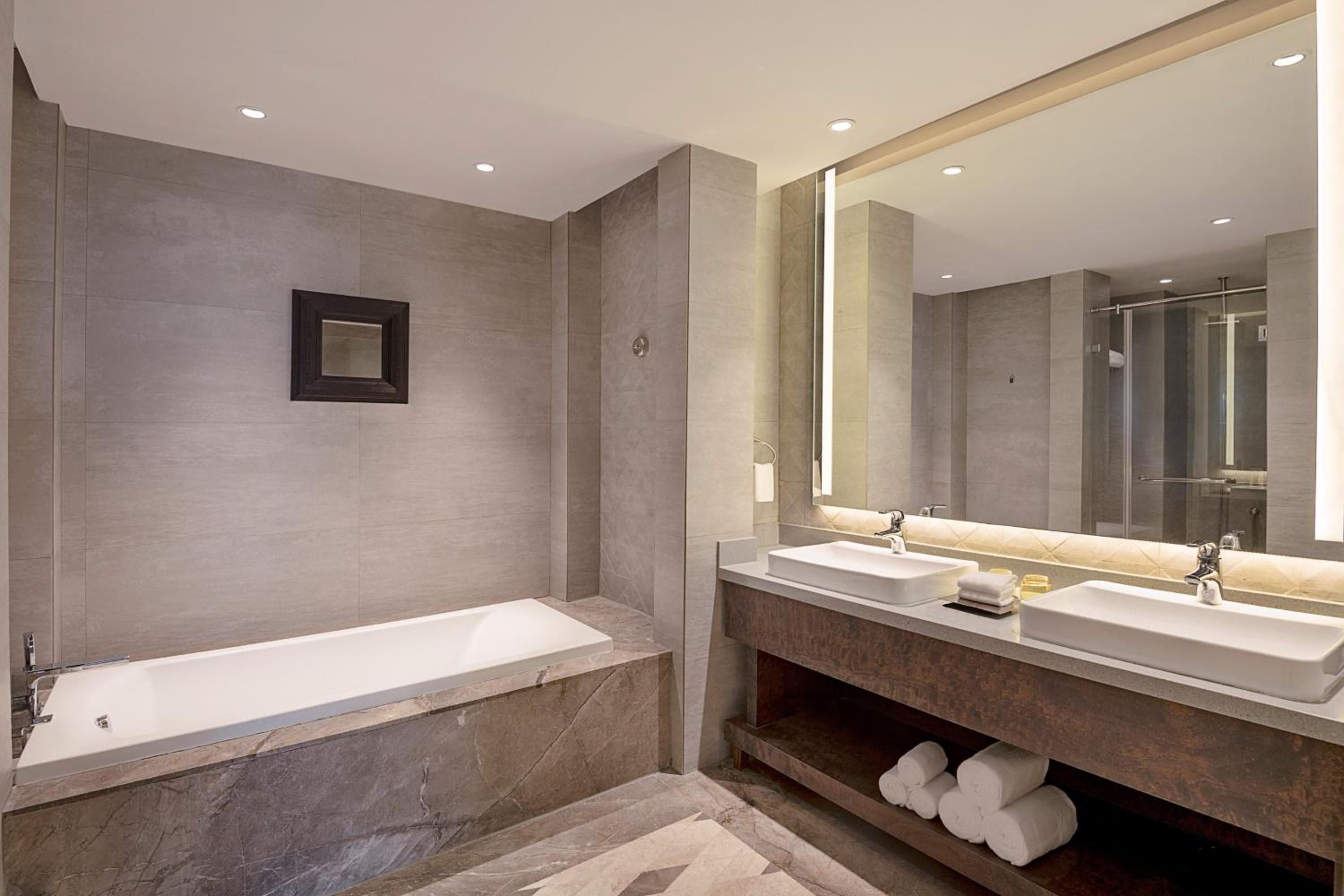 Sea View, Top Floor, Suite King - Complimentary HiTea by the Beach, 10% discount on Spa and transportation services