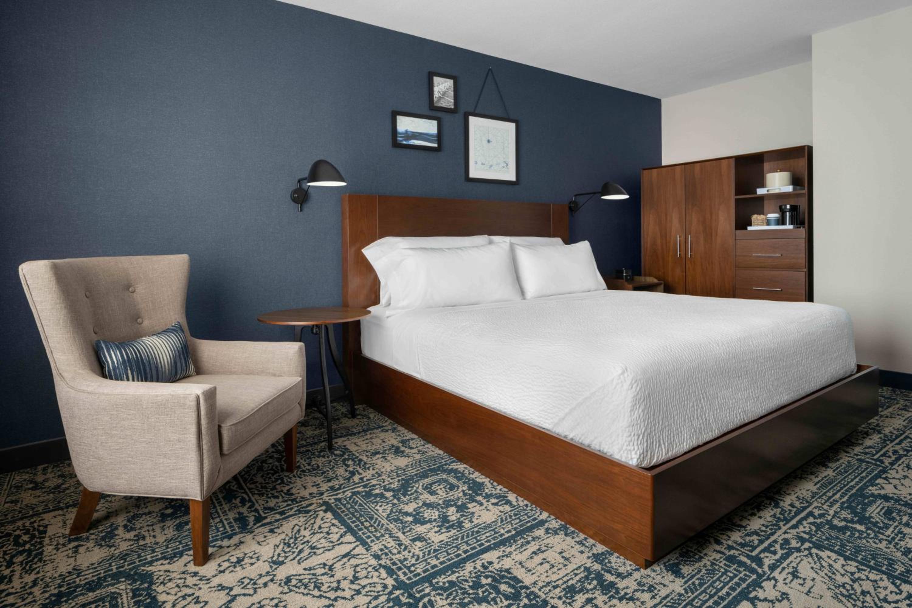 Traditional Guest room with 1 King bed - Photo 1