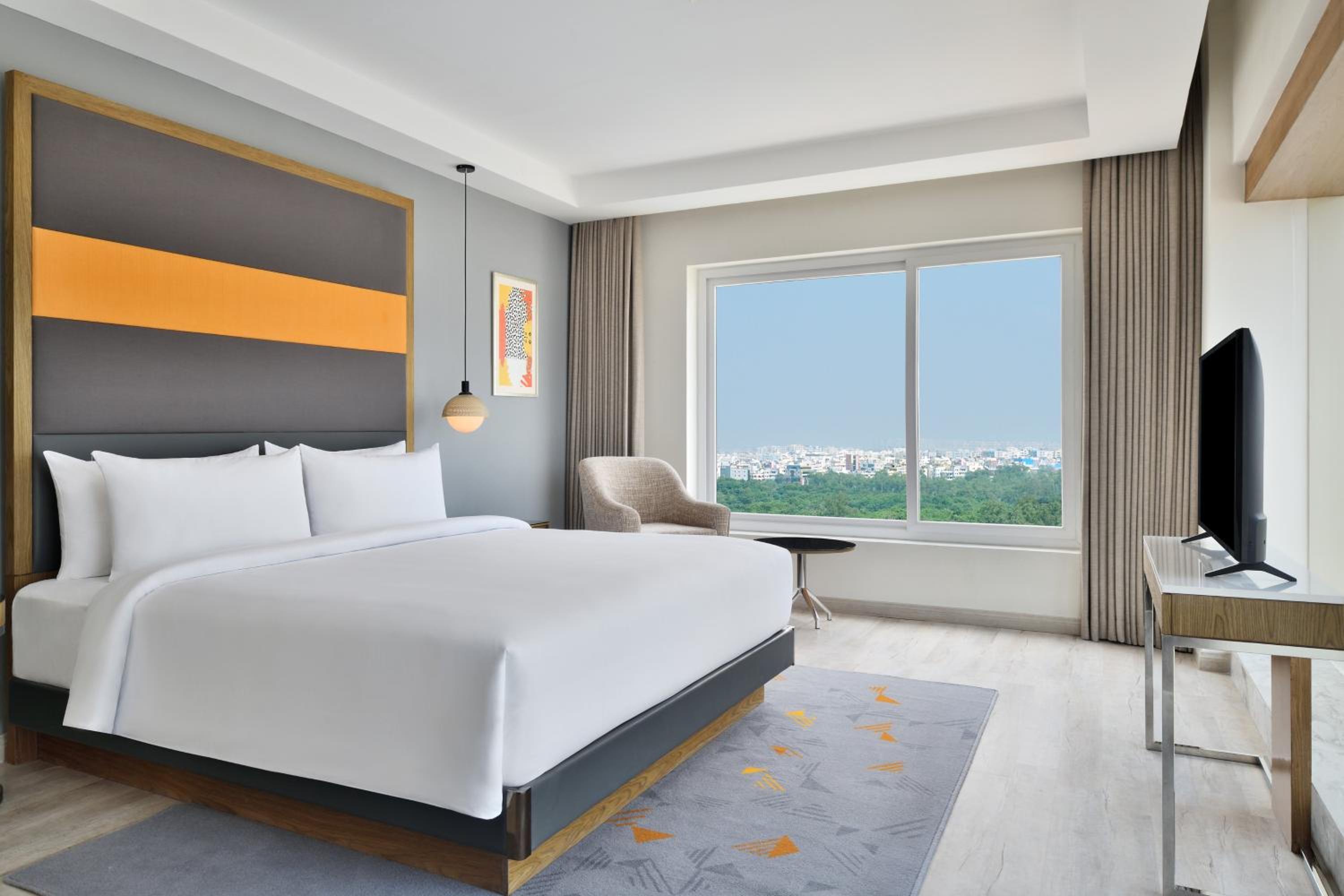 Executive Suite -Free Club Lounge Access, One way Airport Drop  - Photo 1