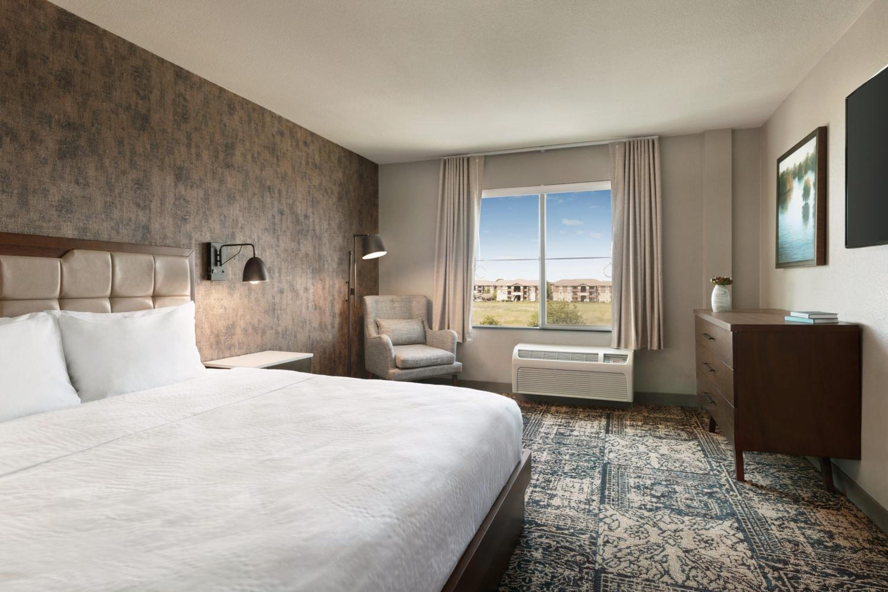Suite, 1 King, Alternate bed: sofa bed, Corner room photo 2