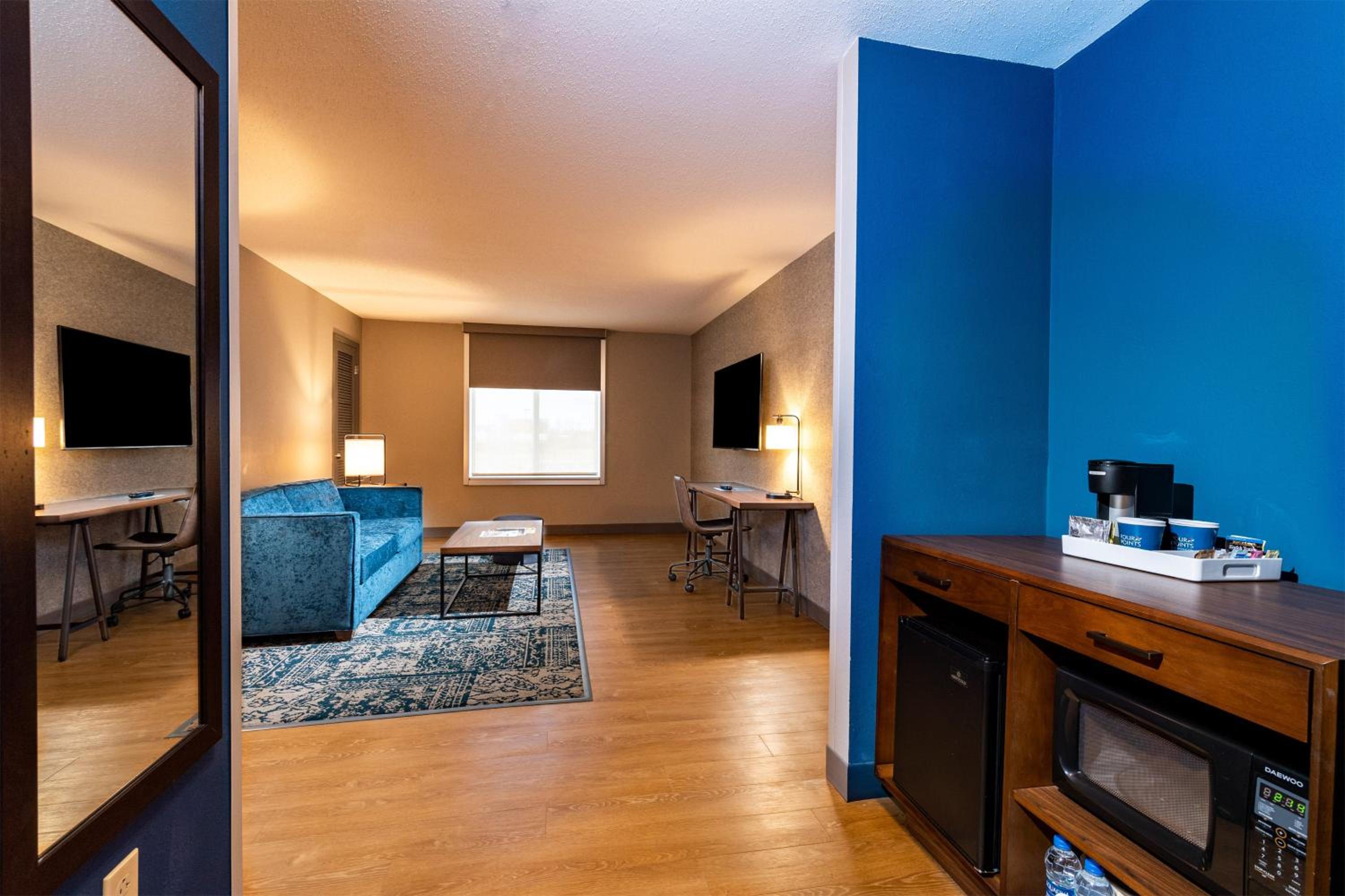 King Suite with Living Room - Non Smoking - Photo 1