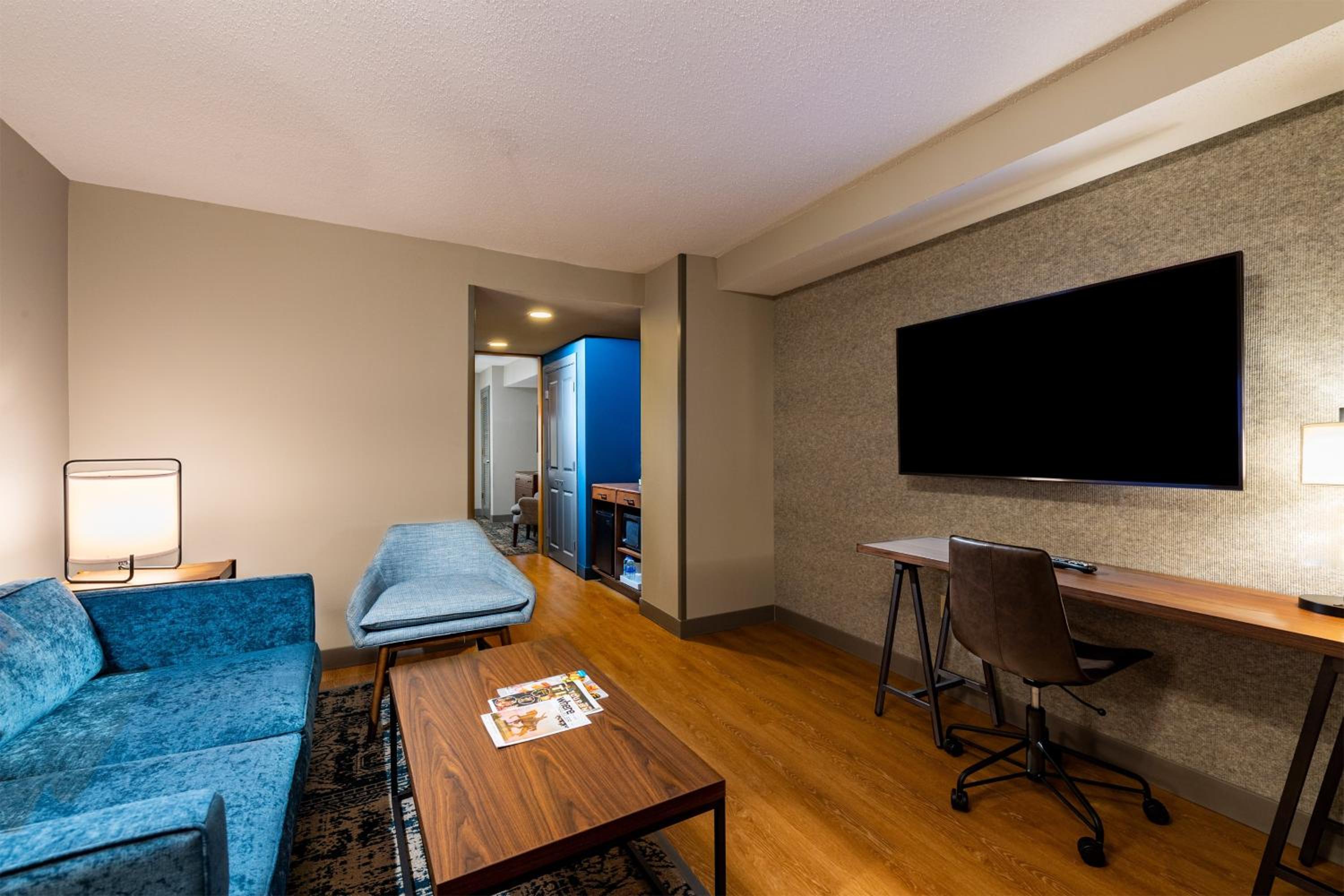 King Suite with Living Room - Non Smoking - Photo 2