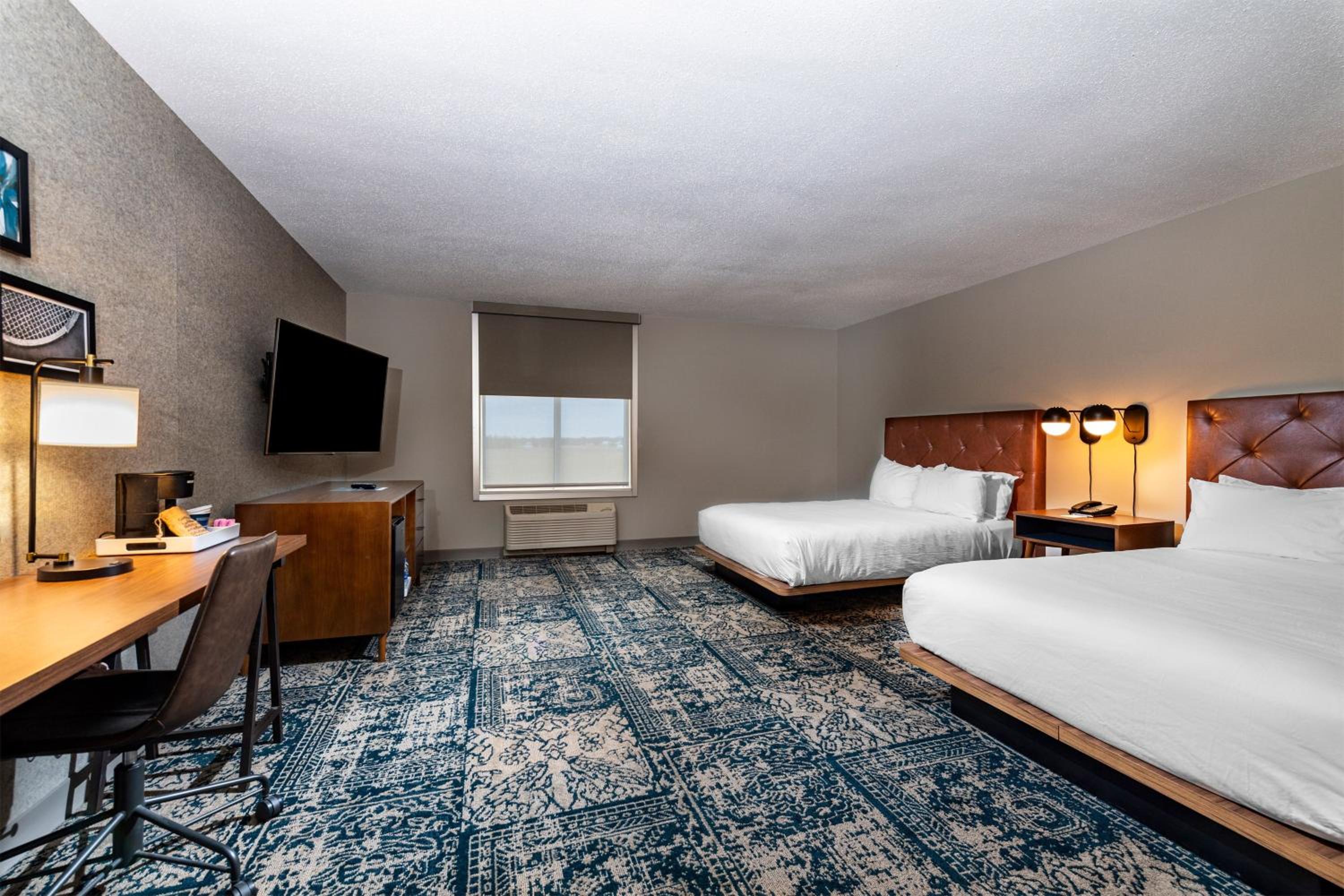 Quadruple Room with Two Queen Beds - Disability Access/Non Smoking - Photo 3