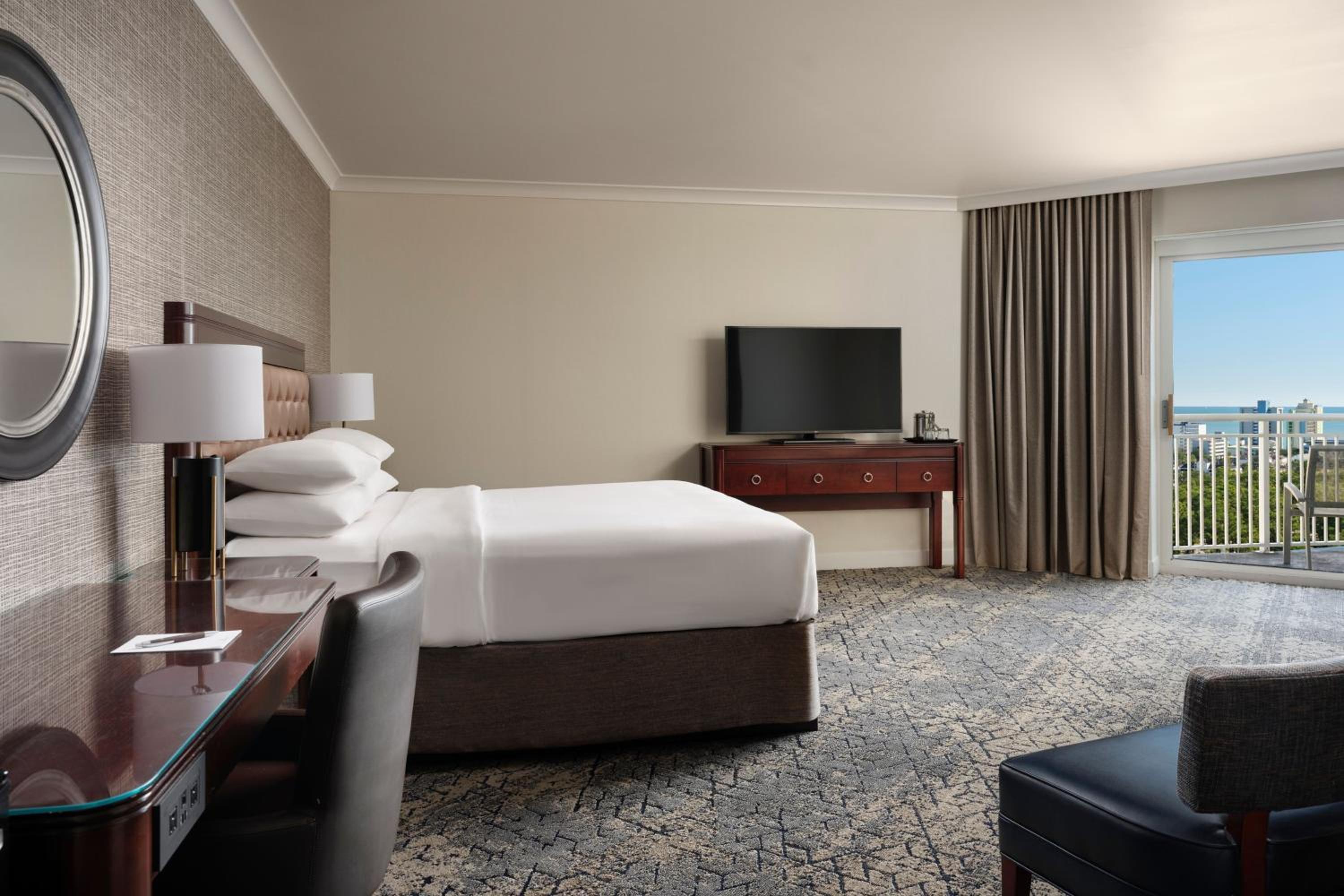 Junior Suite, 1 King, Sofa bed, Corner room, Balcony - Photo 3