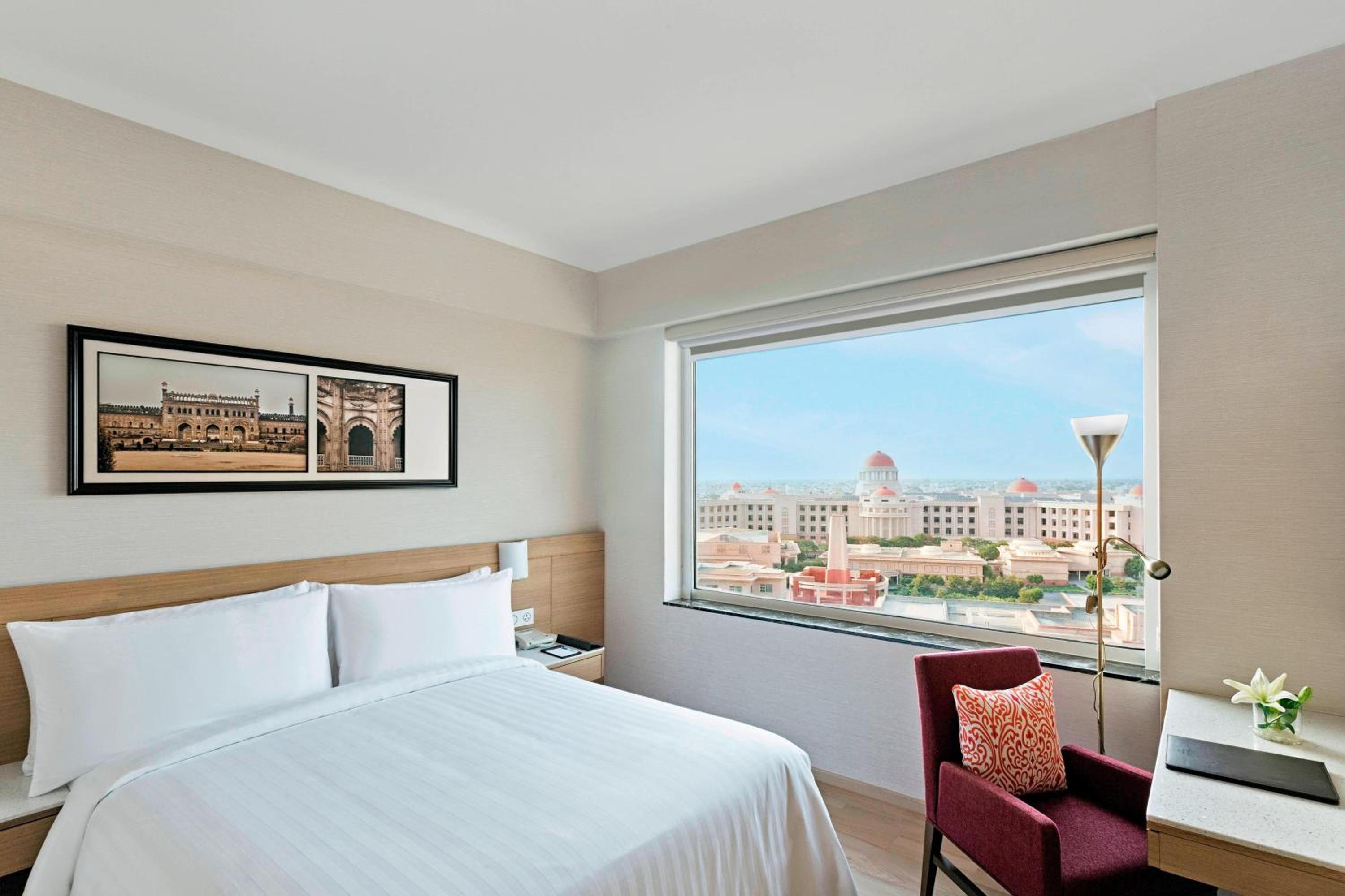 1 Queen Bed, Guest Room with 2 pints of beer on arrival per room per stay & 30% discount on F&B photo 2