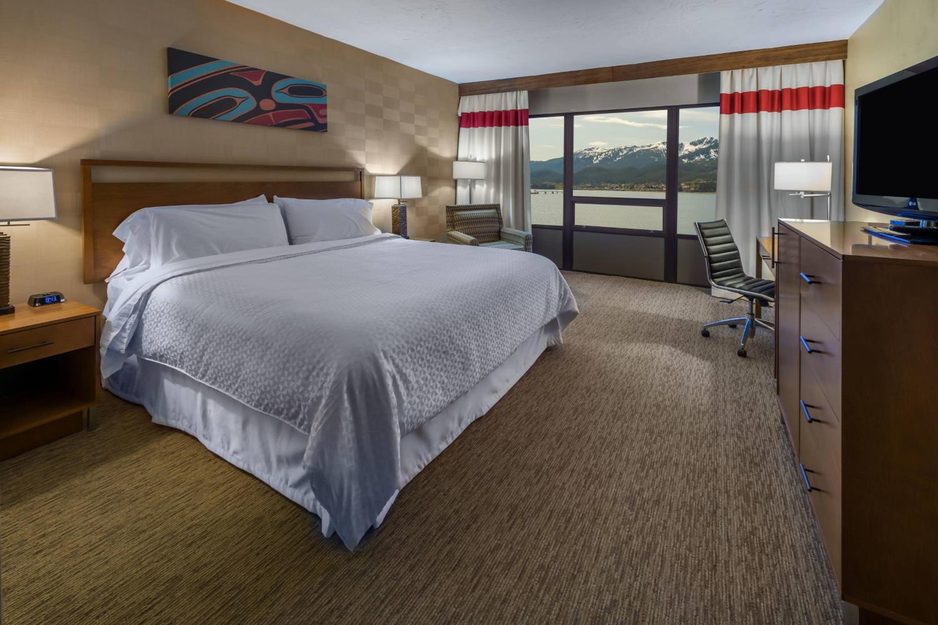 Guest room, King bed, Water view - Photo 1