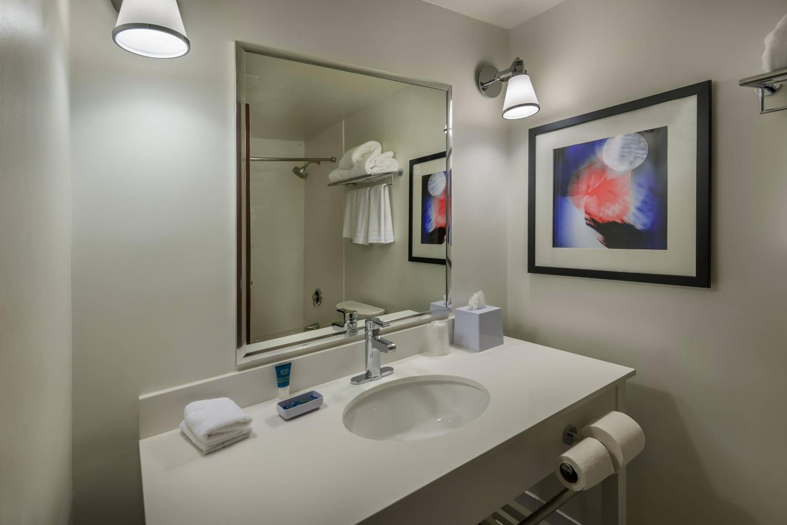 Guest room, King bed, Water view - Photo 2