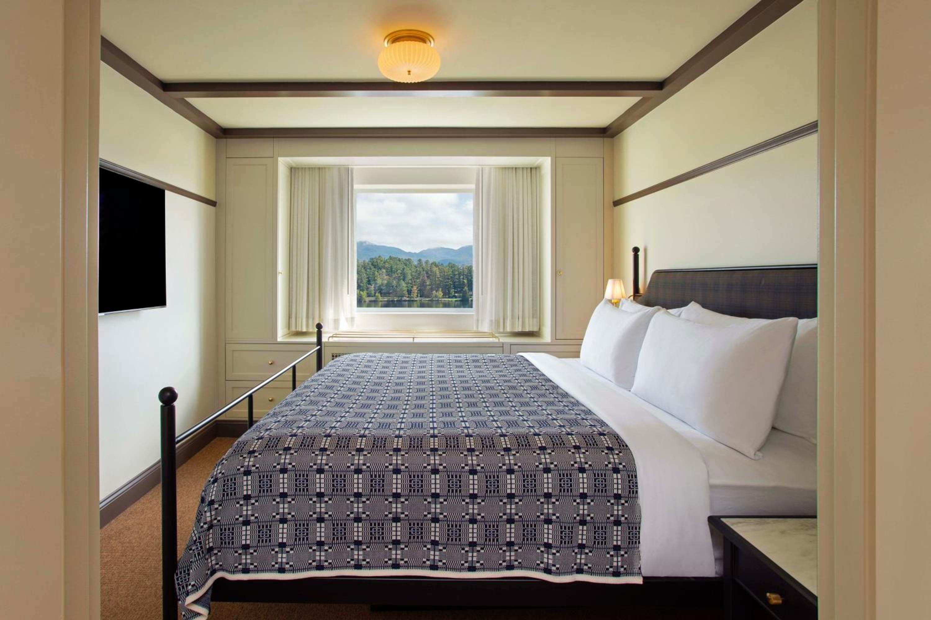 King Room with Sofa Bed and Lake View - High Floor photo 1