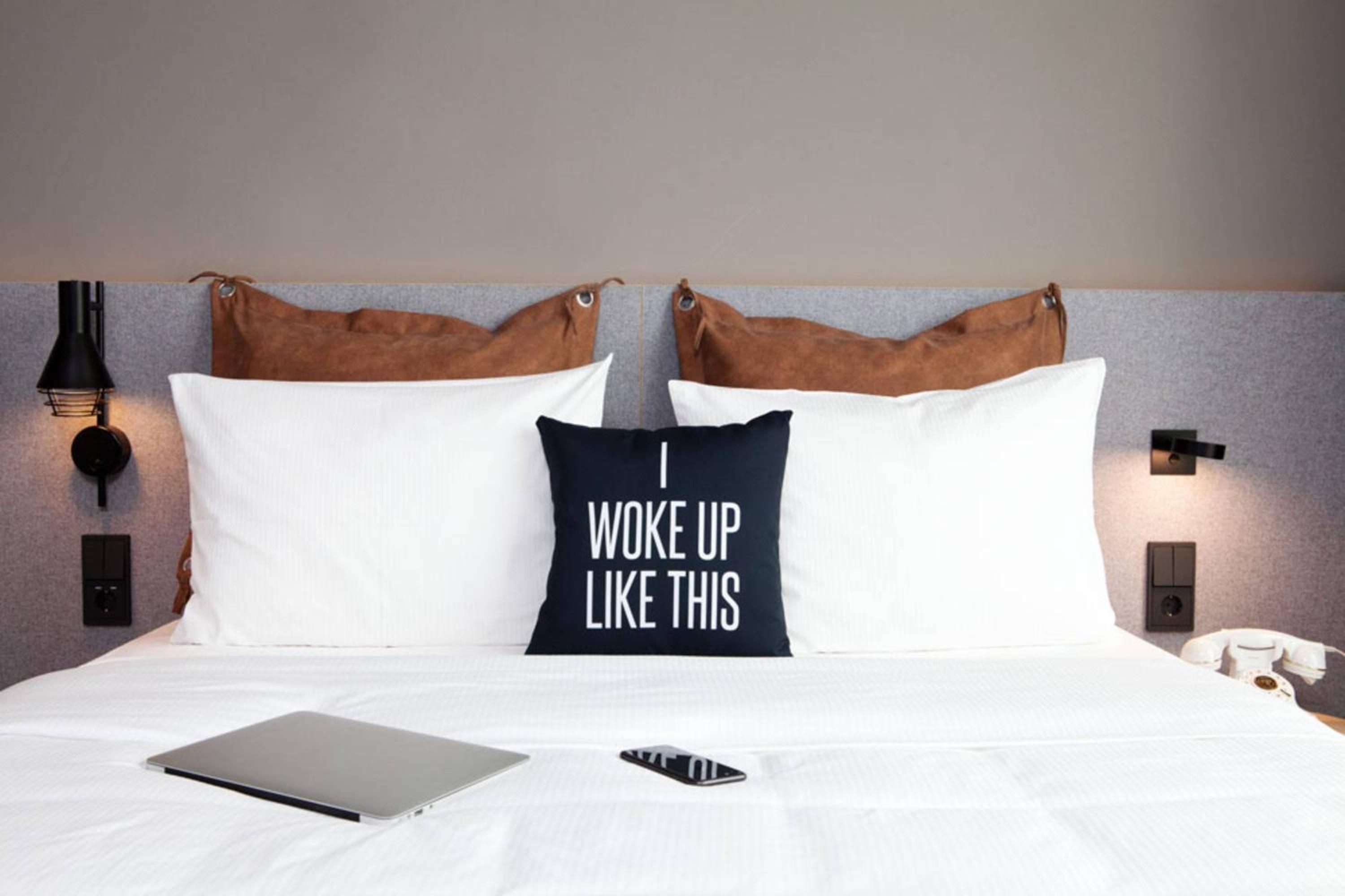 Moxy, Guest Room with 1 Queen, Inland view